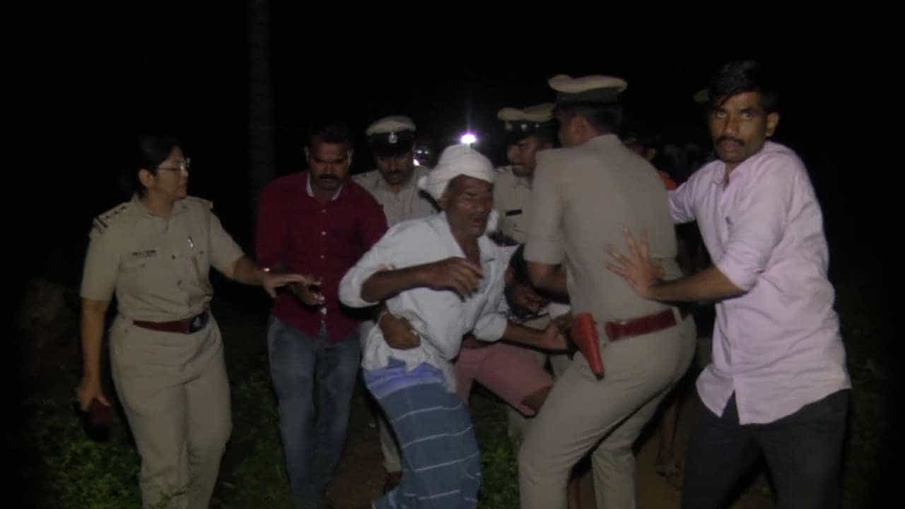 ಸಾಲದ ಹೊರೆಗೆ ರೈತ ಆತ್ಮಹತ್ಯೆ: ಬ್ಯಾಂಕ್ ಮುಂದೆ ಶವವಿಟ್ಟು ಪ್ರತಿಭಟನೆ ನಡೆಸುತ್ತಿದ್ದ ರೈತರು, ಕುಟುಂಬಸ್ಥರನ್ನು ವಶಕ್ಕೆ ಪಡೆದ ಪೊಲೀಸ್ ಸಾಲದ ಹೊರೆಗೆ ರೈತ ಆತ್ಮಹತ್ಯೆ: ಬ್ಯಾಂಕ್ ಮುಂದೆ ಶವವಿಟ್ಟು ಪ್ರತಿಭಟನೆ ನಡೆಸುತ್ತಿದ್ದ ರೈತರು, ಕುಟುಂಬಸ್ಥರನ್ನು ವಶಕ್ಕೆ ಪಡೆದ ಪೊಲೀಸ್