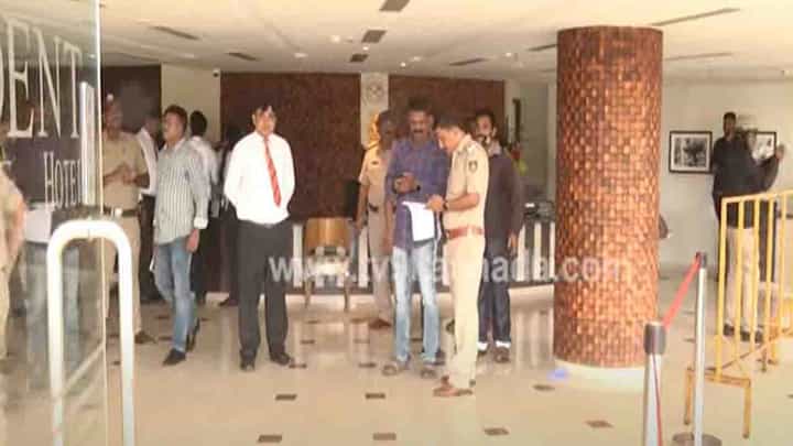 Chandrashekhar Guruji Murder: ಹಂತಕರನ್ನು ಬಂಧಿಸಲು 5 ವಿಶೇಷ ತಂಡಗಳ ರಚನೆ, ಎಲ್ಲಾ ಕಡೆ ಹೈ ಅಲರ್ಟ್ Chandrashekhar Guruji Murder: ಹಂತಕರನ್ನು ಬಂಧಿಸಲು 5 ವಿಶೇಷ ತಂಡಗಳ ರಚನೆ, ಎಲ್ಲಾ ಕಡೆ ಹೈ ಅಲರ್ಟ್