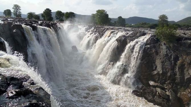 Hogenakkal Falls: ಮೈತುಂಬಿ ಹರಿಯುತ್ತಿದೆ ಪ್ರಸಿದ್ಧ ಹೊಗೆನಕಲ್ ಜಲಪಾತ, ಕಣ್ಣಿಗೆ ಹಬ್ಬ