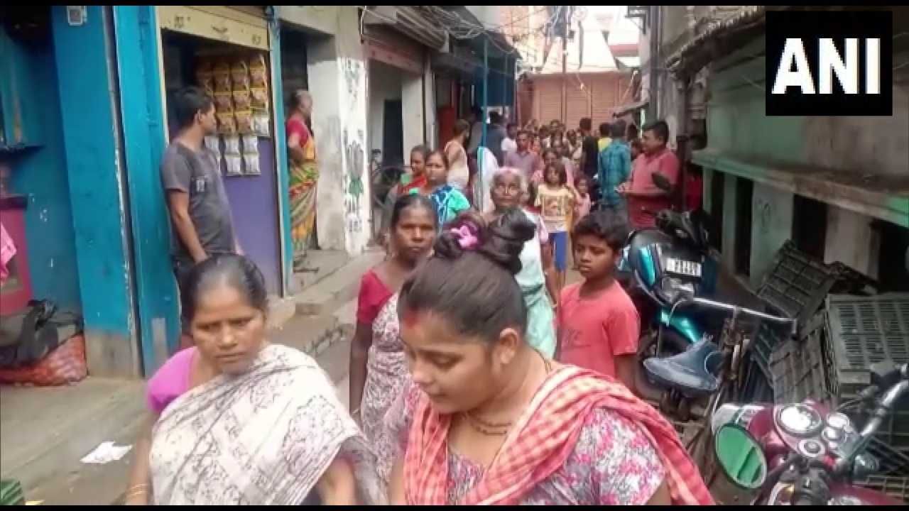 Howrah Tragedy: ಕಳ್ಳಭಟ್ಟಿ ಸೇವಿಸಿ ಹೌರಾದಲ್ಲಿ 7 ಮಂದಿ ಸಾವು, 20ಕ್ಕೂ ಹೆಚ್ಚು ಜನರ ಸ್ಥಿತಿ ಗಂಭೀರ Howrah Tragedy: ಕಳ್ಳಭಟ್ಟಿ ಸೇವಿಸಿ ಹೌರಾದಲ್ಲಿ 7 ಮಂದಿ ಸಾವು, 20ಕ್ಕೂ ಹೆಚ್ಚು ಜನರ ಸ್ಥಿತಿ ಗಂಭೀರ