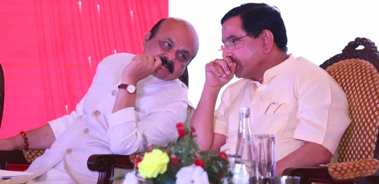 ಹುಬ್ಬಳ್ಳಿ ತಾರಿಹಾಳ ಅಗ್ನಿ ಅವಘಡ : ಸಂತ್ರಸ್ತರಿಗೆ ಪರಿಹಾರ ಕೊಡಿಸುವ ಕೇಂದ್ರ ಸಚಿವ ಜೋಶಿ ಕಾಳಜಿಗೆ ಸಿಎಂ ಬೊಮ್ಮಾಯಿ ಸ್ಪಂದನೆ ಹುಬ್ಬಳ್ಳಿ ತಾರಿಹಾಳ ಅಗ್ನಿ ಅವಘಡ : ಸಂತ್ರಸ್ತರಿಗೆ ಪರಿಹಾರ ಕೊಡಿಸುವ ಕೇಂದ್ರ ಸಚಿವ ಜೋಶಿ ಕಾಳಜಿಗೆ ಸಿಎಂ ಬೊಮ್ಮಾಯಿ ಸ್ಪಂದನೆ