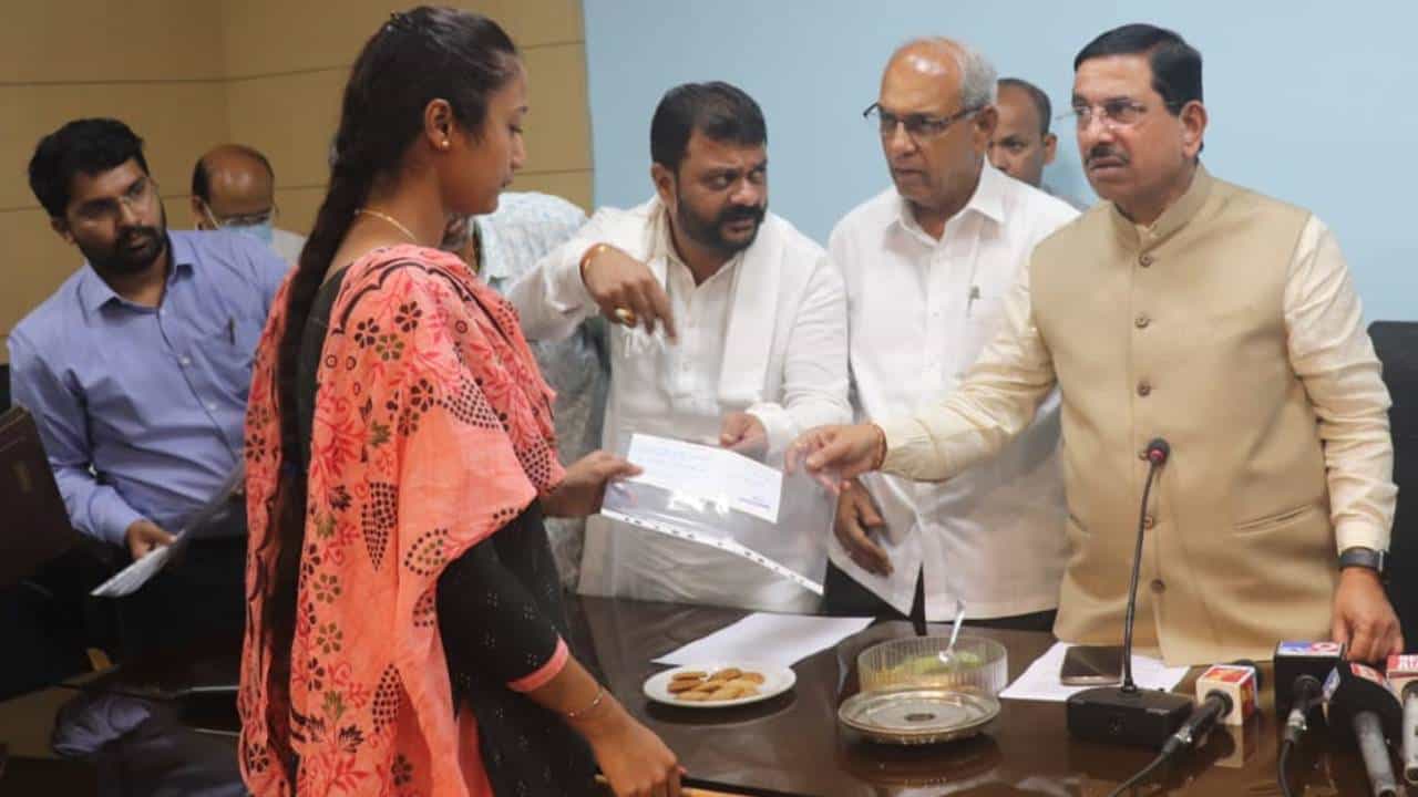 ಧಾರವಾಡದ ಬಾಡ ರಸ್ತೆ ದುರಂತದಲ್ಲಿ ಮೃತರಾದವರ ಕುಟುಂಬದವರಿಗೆ ಪರಿಹಾರದ ಚೆಕ್ ವಿತರಿಸಿದ ಕೇಂದ್ರ ಸಚಿವ ಪ್ರಲ್ಹಾದ್ ಜೋಶಿ ಧಾರವಾಡದ ಬಾಡ ರಸ್ತೆ ದುರಂತದಲ್ಲಿ ಮೃತರಾದವರ ಕುಟುಂಬದವರಿಗೆ ಪರಿಹಾರದ ಚೆಕ್ ವಿತರಿಸಿದ ಕೇಂದ್ರ ಸಚಿವ ಪ್ರಲ್ಹಾದ್ ಜೋಶಿ