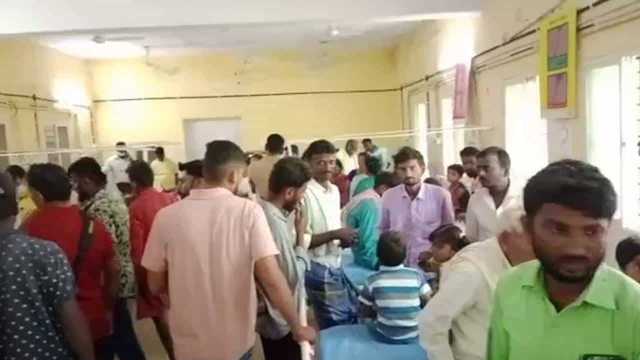 Mid day meals: ಬಿಸಿಯೂಟ ಸೇವಿಸಿದ್ದ 40ಕ್ಕೂ ಹೆಚ್ಚು ವಿದ್ಯಾರ್ಥಿಗಳು ಅಸ್ವಸ್ಥ, ನಾಲ್ವರು ಗಂಭೀರ Mid day meals: ಬಿಸಿಯೂಟ ಸೇವಿಸಿದ್ದ 40ಕ್ಕೂ ಹೆಚ್ಚು ವಿದ್ಯಾರ್ಥಿಗಳು ಅಸ್ವಸ್ಥ, ನಾಲ್ವರು ಗಂಭೀರ