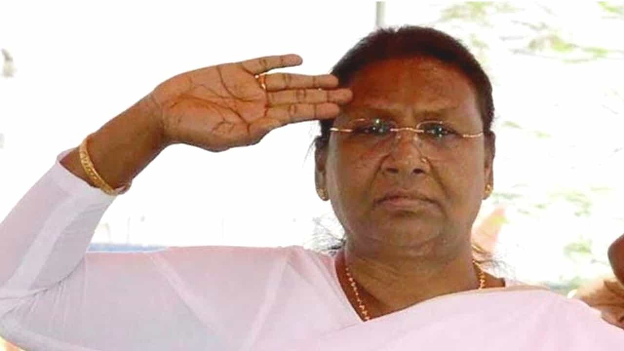 Droupadi Murmu Lifestyle: ದೇಶದ ಪ್ರಥಮ ಪ್ರಜೆ ಈರುಳ್ಳಿ, ಬೆಳ್ಳುಳ್ಳಿ ತಿನ್ನುವುದಿಲ್ಲ.. ಯೋಗ-ಧ್ಯಾನವನ್ನು ಮರೆಯುವುದಿಲ್ಲ.. ದ್ರೌಪದಿ ಮುರ್ಮು ಜೀವನಶೈಲಿ ಹೀಗಿದೆ Droupadi Murmu Lifestyle: ದೇಶದ ಪ್ರಥಮ ಪ್ರಜೆ ಈರುಳ್ಳಿ, ಬೆಳ್ಳುಳ್ಳಿ ತಿನ್ನುವುದಿಲ್ಲ.. ಯೋಗ-ಧ್ಯಾನವನ್ನು ಮರೆಯುವುದಿಲ್ಲ.. ದ್ರೌಪದಿ ಮುರ್ಮು ಜೀವನಶೈಲಿ ಹೀಗಿದೆ
