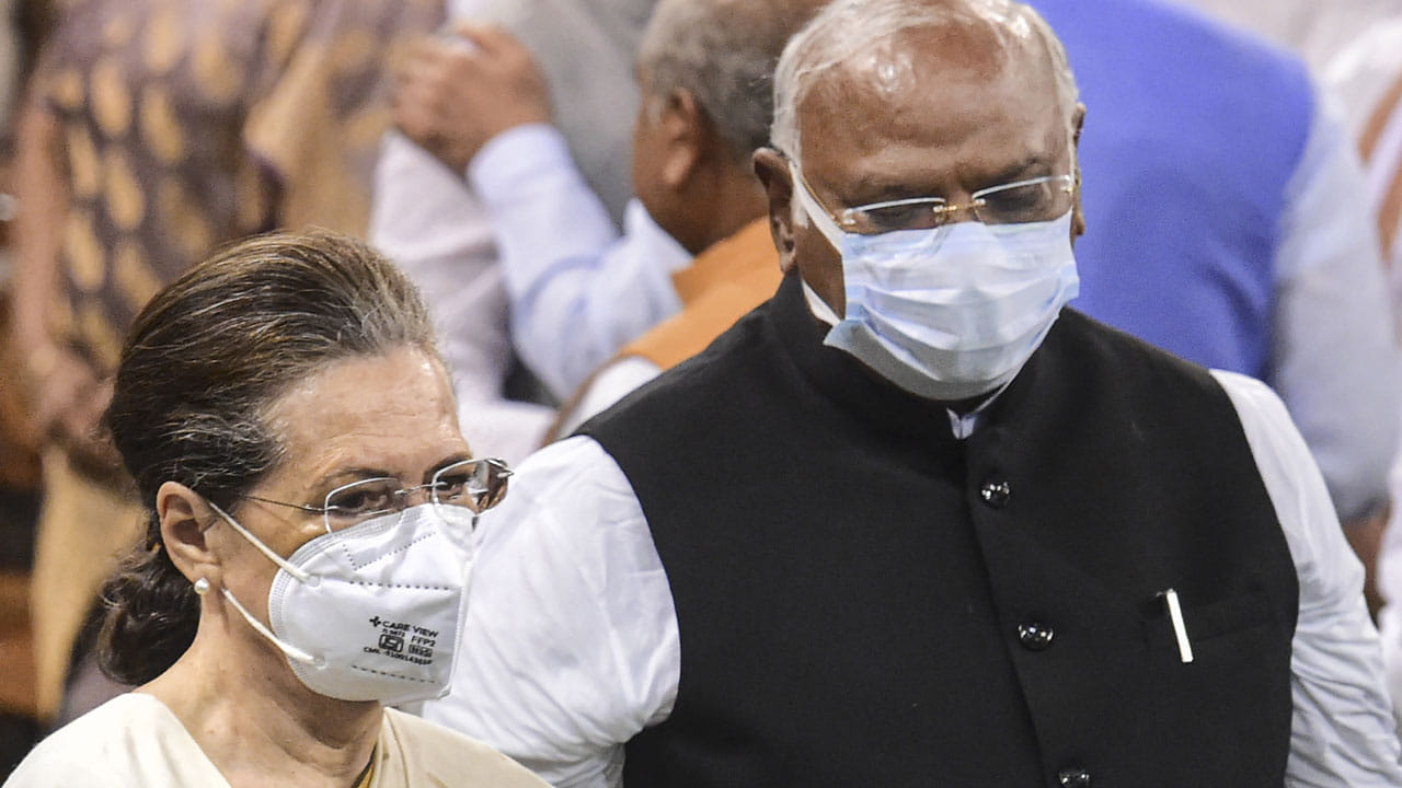 ದ್ರೌಪದಿ ಮುರ್ಮು ಪ್ರಮಾಣ ವಚನ ಸಮಾರಂಭದಲ್ಲಿ ಮಲ್ಲಿಕಾರ್ಜುನ ಖರ್ಗೆಗೆ ಅವಮಾನ: ರಾಜ್ಯಸಭಾ ಅಧ್ಯಕ್ಷರಿಗೆ ಕಾಂಗ್ರೆಸ್ ಪತ್ರ ದ್ರೌಪದಿ ಮುರ್ಮು ಪ್ರಮಾಣ ವಚನ ಸಮಾರಂಭದಲ್ಲಿ ಮಲ್ಲಿಕಾರ್ಜುನ ಖರ್ಗೆಗೆ ಅವಮಾನ: ರಾಜ್ಯಸಭಾ ಅಧ್ಯಕ್ಷರಿಗೆ ಕಾಂಗ್ರೆಸ್ ಪತ್ರ