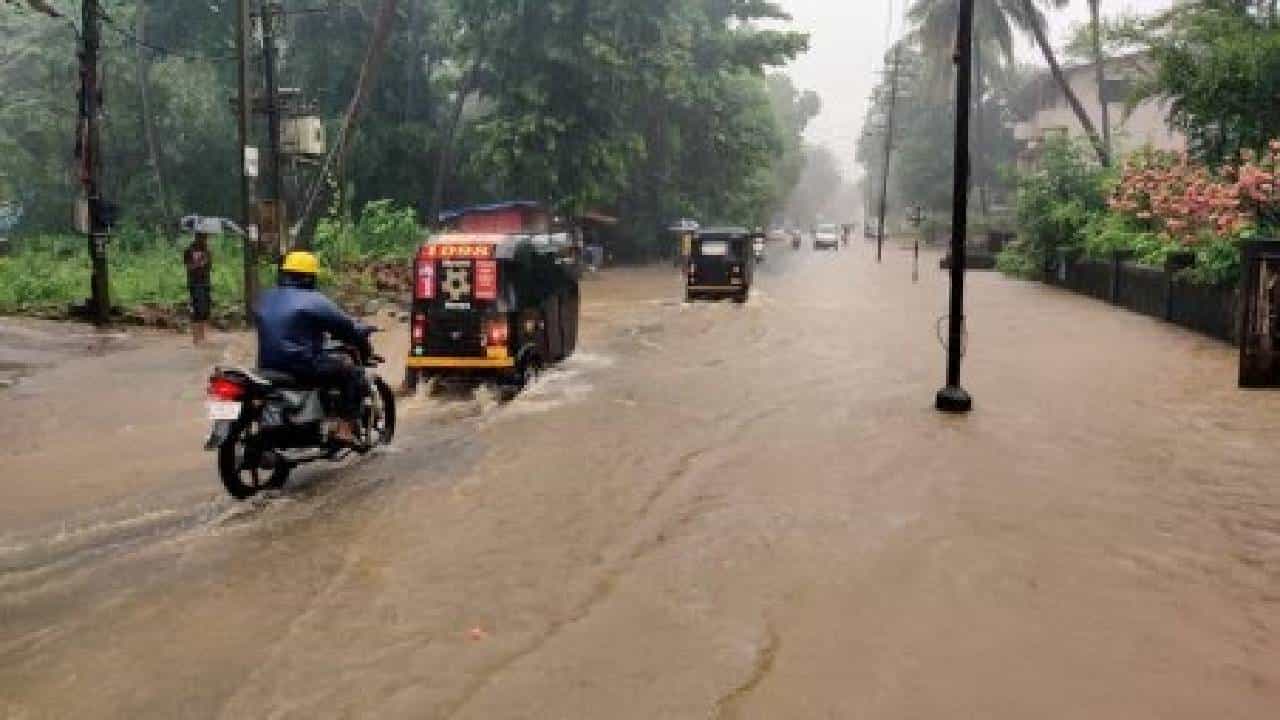 Karnataka Rain: ಜುಲೈ 14ರವರೆಗೆ ಕರ್ನಾಟಕದಲ್ಲಿ ವ್ಯಾಪಕ ಮಳೆ, ಶಾಲೆಗಳಿಗೆ ರಜೆ; ಕರಾವಳಿಗೆ ರೆಡ್ ಅಲರ್ಟ್ ಘೋಷಣೆ Karnataka Rain: ಜುಲೈ 14ರವರೆಗೆ ಕರ್ನಾಟಕದಲ್ಲಿ ವ್ಯಾಪಕ ಮಳೆ, ಶಾಲೆಗಳಿಗೆ ರಜೆ; ಕರಾವಳಿಗೆ ರೆಡ್ ಅಲರ್ಟ್ ಘೋಷಣೆ