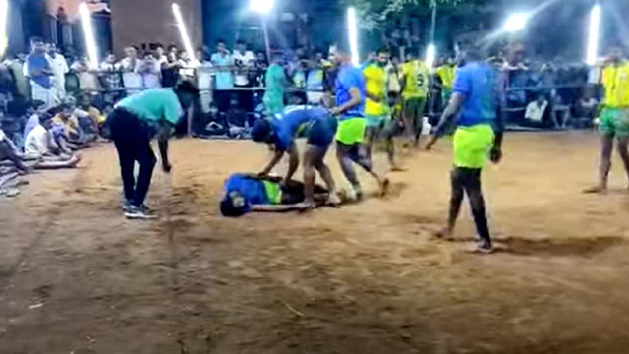 Viral Video: ಕಬಡ್ಡಿ ಪಂದ್ಯದ ವೇಳೆ ಆಟಗಾರ ಸಾವು: ಕಪ್ನೊಂದಿಗೆ ಅಂತ್ಯ ಸಂಸ್ಕಾರ Viral Video: ಕಬಡ್ಡಿ ಪಂದ್ಯದ ವೇಳೆ ಆಟಗಾರ ಸಾವು: ಕಪ್ನೊಂದಿಗೆ ಅಂತ್ಯ ಸಂಸ್ಕಾರ