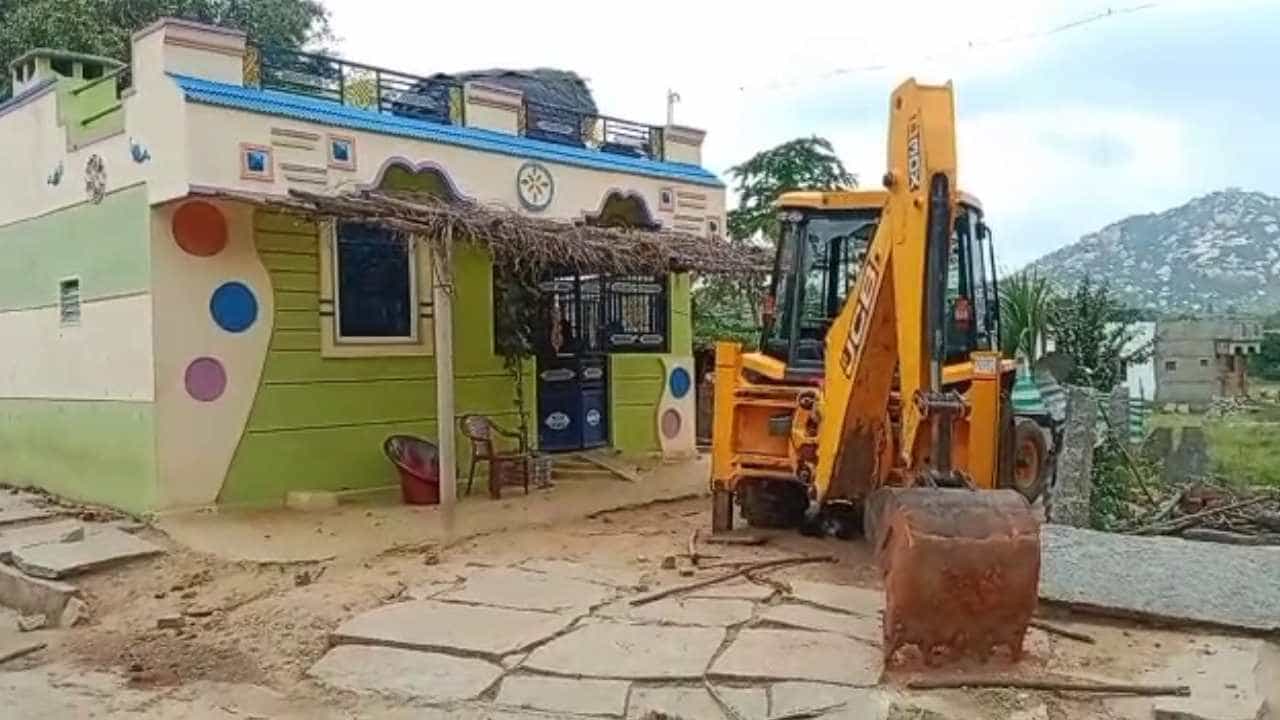 ಗ್ರಾಮಸ್ಥರ ನಡುವೆ ಮಾರಾಮಾರಿ: ರಸ್ತೆಯಲ್ಲಿ ನಿಲ್ಲಿಸಿದ್ದ ಕಾರು ತೆಗೆಯಲು ಹೇಳಿದಕ್ಕೆ ಜೆಸಿಬಿ ಡ್ರೈವರ್ ಮೇಲೆ ಹಲ್ಲೆ, ಮನೆ ಮೇಲೆ ಕಲ್ಲು ತೂರಾಟ ಗ್ರಾಮಸ್ಥರ ನಡುವೆ ಮಾರಾಮಾರಿ: ರಸ್ತೆಯಲ್ಲಿ ನಿಲ್ಲಿಸಿದ್ದ ಕಾರು ತೆಗೆಯಲು ಹೇಳಿದಕ್ಕೆ ಜೆಸಿಬಿ ಡ್ರೈವರ್ ಮೇಲೆ ಹಲ್ಲೆ, ಮನೆ ಮೇಲೆ ಕಲ್ಲು ತೂರಾಟ