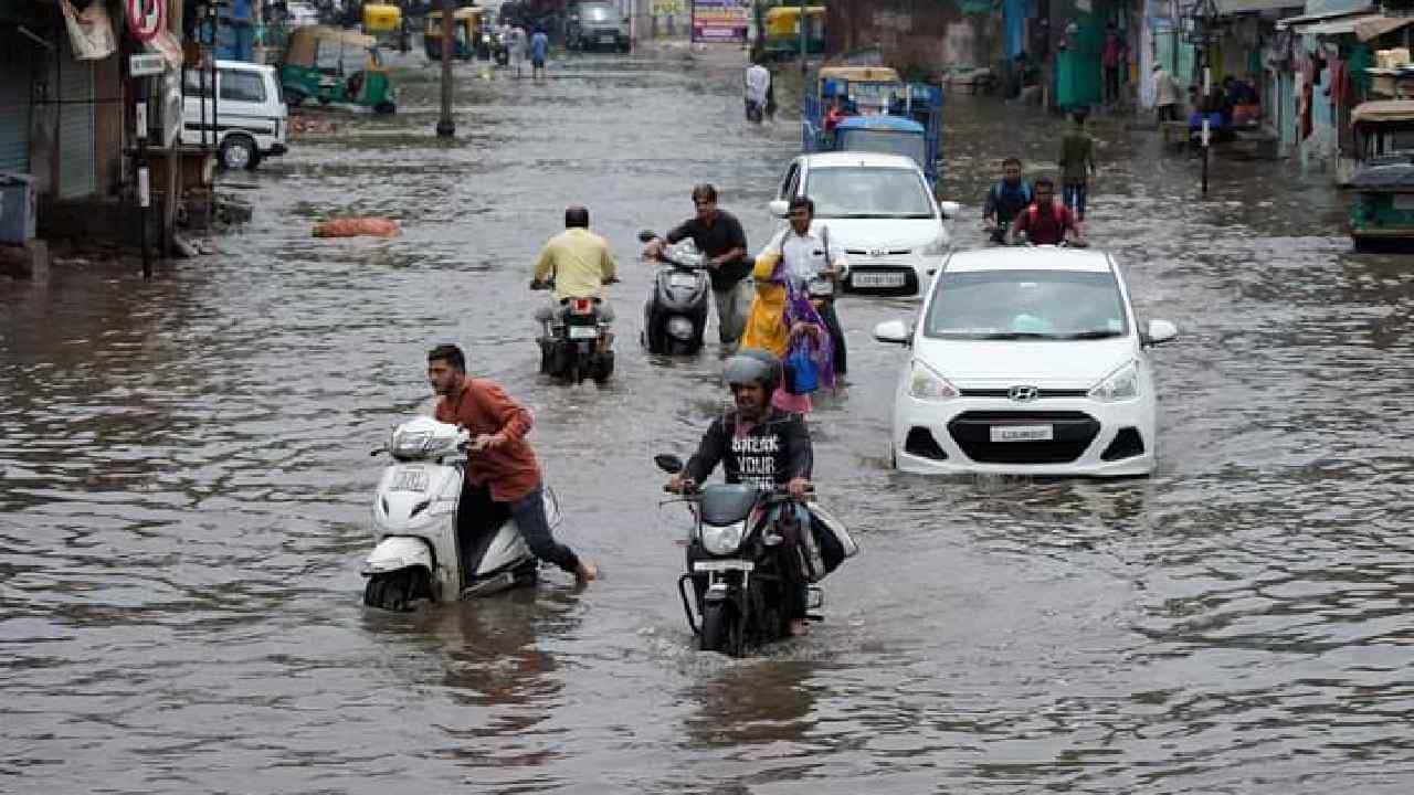 Maharashtra Rain: ಮಹಾರಾಷ್ಟ್ರದಲ್ಲಿ ನಿಲ್ಲದ ಮಳೆ; ಪುಣೆ ಸೇರಿ ಹಲವೆಡೆ ರೆಡ್ ಅಲರ್ಟ್, ಜುಲೈ 16ರವರೆಗೆ ಶಾಲೆಗಳಿಗೆ ರಜೆ Maharashtra Rain: ಮಹಾರಾಷ್ಟ್ರದಲ್ಲಿ ನಿಲ್ಲದ ಮಳೆ; ಪುಣೆ ಸೇರಿ ಹಲವೆಡೆ ರೆಡ್ ಅಲರ್ಟ್, ಜುಲೈ 16ರವರೆಗೆ ಶಾಲೆಗಳಿಗೆ ರಜೆ