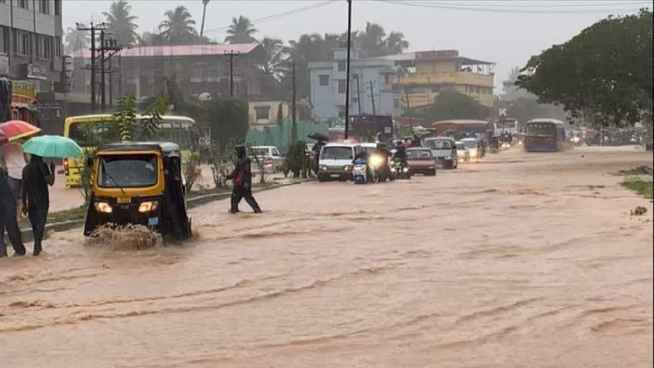 Karnataka Rain: ಮಳೆಯ ಅಬ್ಬರಕ್ಕೆ ಉಡುಪಿ, ಮಂಗಳೂರು ತತ್ತರ; ಕರ್ನಾಟಕದಲ್ಲಿ ಇಂದು ಆರೆಂಜ್ ಅಲರ್ಟ್ ಘೋಷಣೆ Karnataka Rain: ಮಳೆಯ ಅಬ್ಬರಕ್ಕೆ ಉಡುಪಿ, ಮಂಗಳೂರು ತತ್ತರ; ಕರ್ನಾಟಕದಲ್ಲಿ ಇಂದು ಆರೆಂಜ್ ಅಲರ್ಟ್ ಘೋಷಣೆ