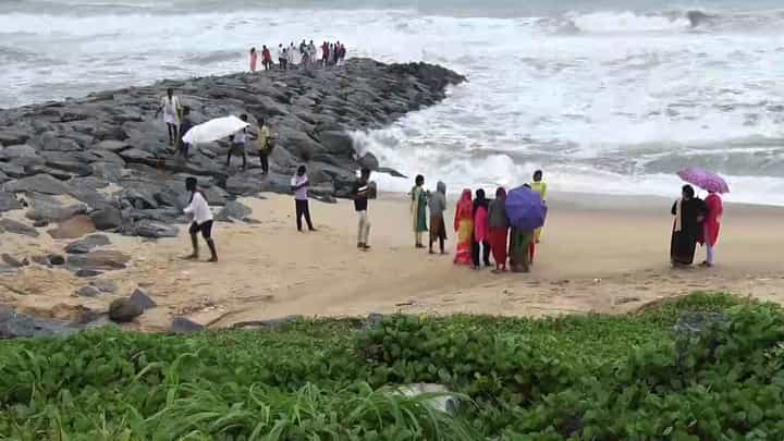 ಧಾರಕಾರ ಮಳೆ ನಡುವೆ ಉಡುಪಿಯ ಮರವಂತೆ ಬೀಚ್ನಲ್ಲಿ ಪ್ರವಾಸಿಗರ ಹುಚ್ಚಾಟ! ಧಾರಕಾರ ಮಳೆ ನಡುವೆ ಉಡುಪಿಯ ಮರವಂತೆ ಬೀಚ್ನಲ್ಲಿ ಪ್ರವಾಸಿಗರ ಹುಚ್ಚಾಟ!