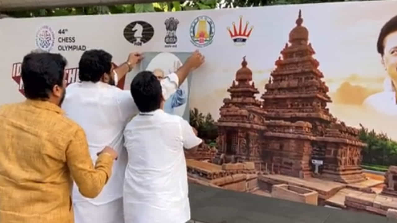 ಚೆಸ್ ಒಲಿಂಪಿಯಾಡ್ ಜಾಹೀರಾತಿನಲ್ಲಿ ಪ್ರಧಾನಿ ಚಿತ್ರ ಇಲ್ಲ, ಭಿತ್ತಿಪತ್ರ ಮೇಲೆ ಮೋದಿ ಫೋಟೊ ಅಂಟಿಸಿದ ಬಿಜೆಪಿ ಕಾರ್ಯಕರ್ತರು ಚೆಸ್ ಒಲಿಂಪಿಯಾಡ್ ಜಾಹೀರಾತಿನಲ್ಲಿ ಪ್ರಧಾನಿ ಚಿತ್ರ ಇಲ್ಲ, ಭಿತ್ತಿಪತ್ರ ಮೇಲೆ ಮೋದಿ ಫೋಟೊ ಅಂಟಿಸಿದ ಬಿಜೆಪಿ ಕಾರ್ಯಕರ್ತರು