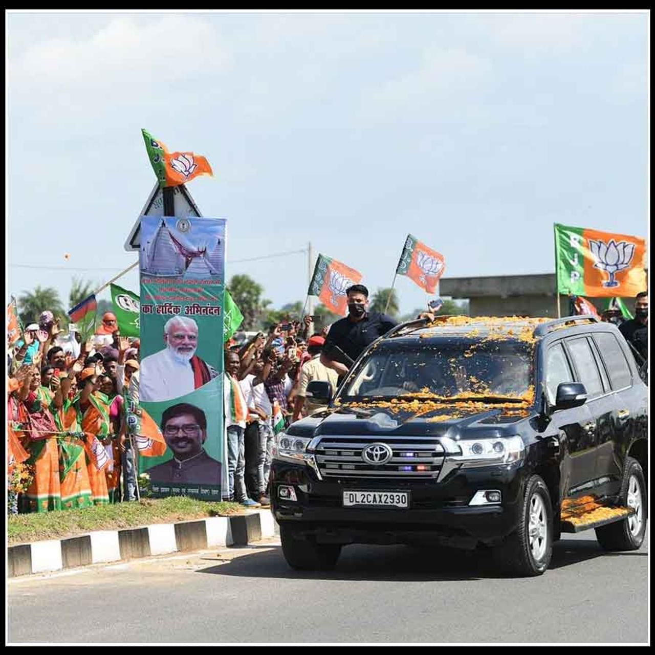  ಪ್ರಧಾನಿ ನರೇಂದ್ರ ಮೋದಿ ಜಾರ್ಖಂಡ್​​ನ ದೇವಘರ್​​ನಲ್ಲಿ ಮಂಗಳವಾರ  ರೋಡ್ ಶೋ ನಡೆಸಿದ್ದಾರೆ