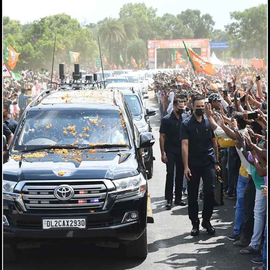 ರೋಡ್ ಶೋ ನಂತರ ಮೋದಿ ವಿವಿಧ ಅಭಿವೃದ್ಧಿ ಕಾರ್ಯಗಳಿಗೆ ಚಾಲನೆ ನೀಡಿದ್ದಾರೆ