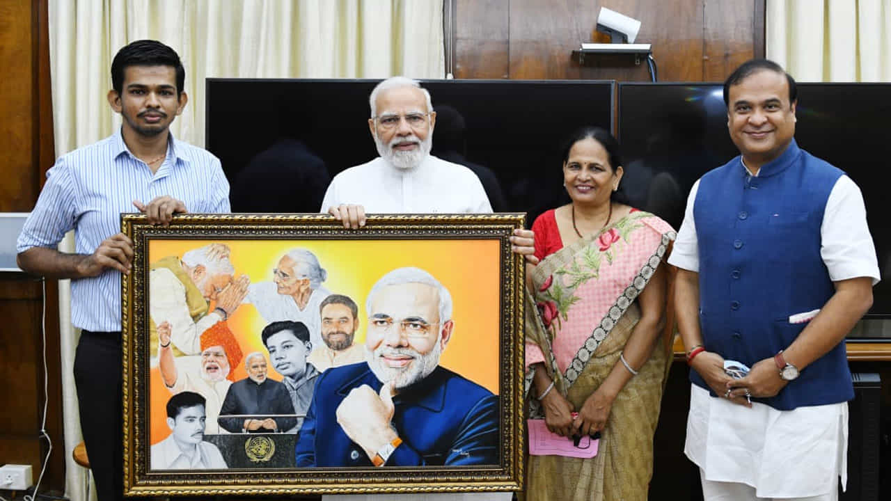 ಪ್ರಧಾನಿಯನ್ನು ಭೇಟಿಯಾಗಿ ಪೇಂಟಿಂಗ್ ಗಿಫ್ಟ್ ಕೊಟ್ಟ ಅಸ್ಸಾಂನ ವಾಕ್-ಶ್ರವಣದೋಷ ಇರುವ ಕಲಾವಿದ ಪ್ರಧಾನಿಯನ್ನು ಭೇಟಿಯಾಗಿ ಪೇಂಟಿಂಗ್ ಗಿಫ್ಟ್ ಕೊಟ್ಟ ಅಸ್ಸಾಂನ ವಾಕ್-ಶ್ರವಣದೋಷ ಇರುವ ಕಲಾವಿದ