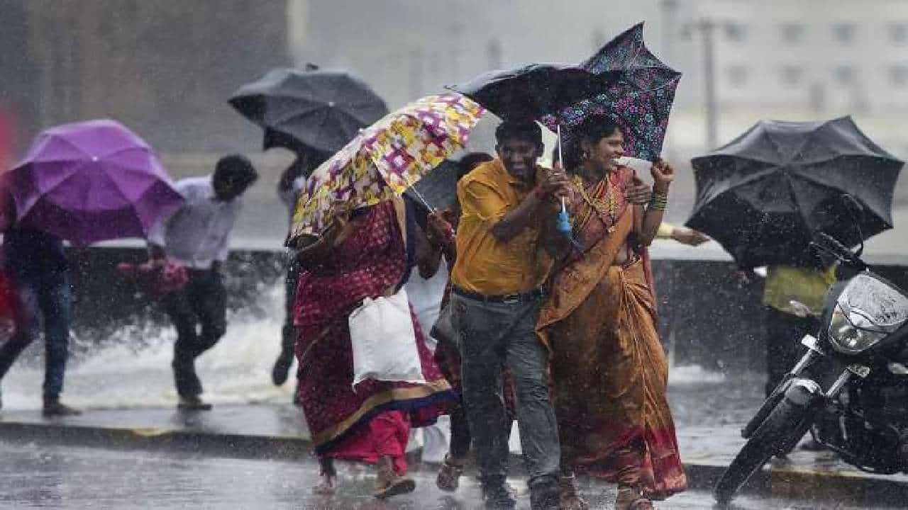 Rain Updates: ವ್ಯಾಪಕ ಮಳೆಯಿಂದ ಮಹಾರಾಷ್ಟ್ರ, ಗುಜರಾತ್ನಲ್ಲಿ ರೆಡ್ ಅಲರ್ಟ್ ಘೋಷಣೆ; ಕರ್ನಾಟಕದಲ್ಲೂ ಪ್ರವಾಹ ಭೀತಿ Rain Updates: ವ್ಯಾಪಕ ಮಳೆಯಿಂದ ಮಹಾರಾಷ್ಟ್ರ, ಗುಜರಾತ್ನಲ್ಲಿ ರೆಡ್ ಅಲರ್ಟ್ ಘೋಷಣೆ; ಕರ್ನಾಟಕದಲ್ಲೂ ಪ್ರವಾಹ ಭೀತಿ