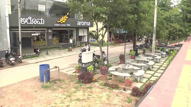 ಫುಟ್‌ ಪಾತ್ ಒತ್ತುವರಿ ಮಾಡಿ ಗ್ರಾಹಕರಿಗೆ ಕೂತು ತಿನ್ನಲು ಗಾರ್ಡನ್ ನಿರ್ಮಾಣ ಮಾಡಿದ ಬೇಕರಿ ಮಾಲೀಕ! ಇದಕ್ಕೆ ಸಾರ್ವಜನಿಕರ ಆಕ್ರೋಶ