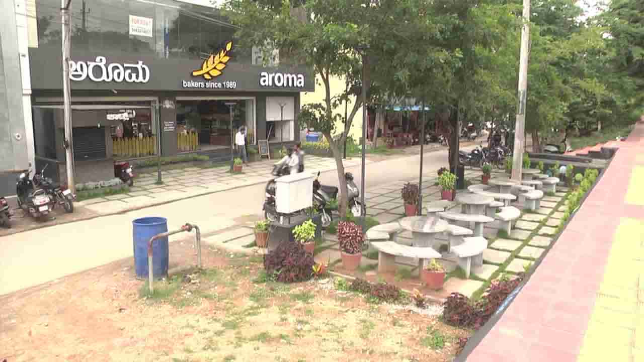 ಫುಟ್‌ ಪಾತ್ ಒತ್ತುವರಿ ಮಾಡಿ ಗ್ರಾಹಕರಿಗೆ ಕೂತು ತಿನ್ನಲು ಗಾರ್ಡನ್ ನಿರ್ಮಾಣ ಮಾಡಿದ ಬೇಕರಿ ಮಾಲೀಕ! ಇದಕ್ಕೆ ಸಾರ್ವಜನಿಕರ ಆಕ್ರೋಶ
