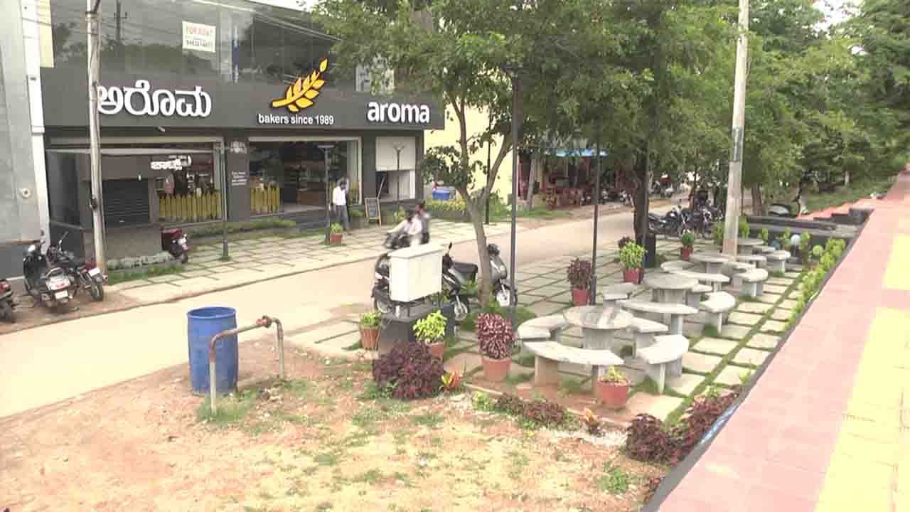 ಫುಟ್ ಪಾತ್ ಒತ್ತುವರಿ ಮಾಡಿ ಗ್ರಾಹಕರಿಗೆ ಕೂತು ತಿನ್ನಲು ಗಾರ್ಡನ್ ನಿರ್ಮಾಣ ಮಾಡಿದ ಬೇಕರಿ ಮಾಲೀಕ! ಇದಕ್ಕೆ ಸಾರ್ವಜನಿಕರ ಆಕ್ರೋಶ ಫುಟ್ ಪಾತ್ ಒತ್ತುವರಿ ಮಾಡಿ ಗ್ರಾಹಕರಿಗೆ ಕೂತು ತಿನ್ನಲು ಗಾರ್ಡನ್ ನಿರ್ಮಾಣ ಮಾಡಿದ ಬೇಕರಿ ಮಾಲೀಕ! ಇದಕ್ಕೆ ಸಾರ್ವಜನಿಕರ ಆಕ್ರೋಶ
