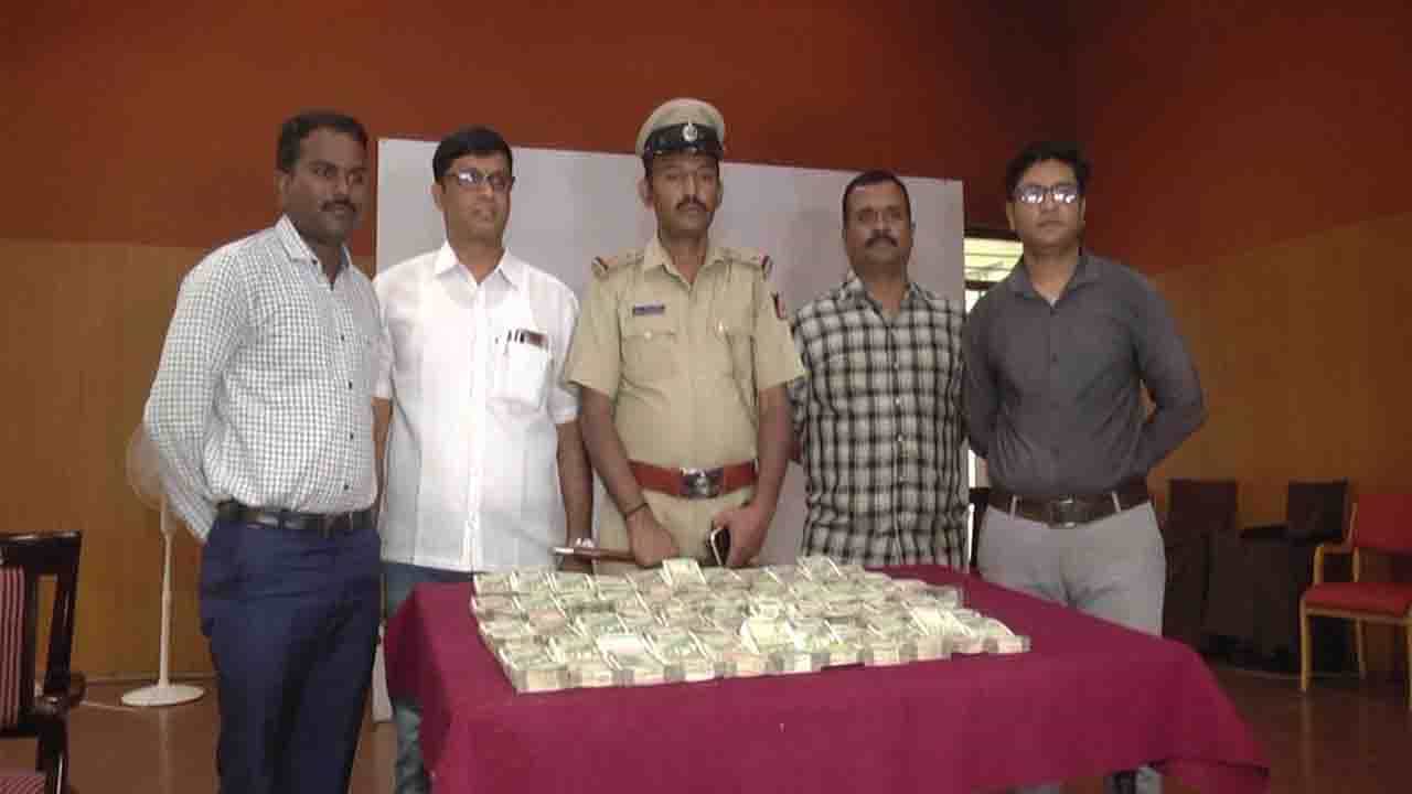 ಕೆಲಸಕ್ಕಾಗಿ ಆನ್ಲೈನ್ ಮೊರೆ ಹೋದವನಿಗೆ 48 ಲಕ್ಷ ಹಣ ದೋಖಾ; ಬೆಂಗಳೂರು ಮೂಲದ ಮೂವರು ಆರೋಪಿಗಳು ಅರೆಸ್ಟ್ ಕೆಲಸಕ್ಕಾಗಿ ಆನ್ಲೈನ್ ಮೊರೆ ಹೋದವನಿಗೆ 48 ಲಕ್ಷ ಹಣ ದೋಖಾ; ಬೆಂಗಳೂರು ಮೂಲದ ಮೂವರು ಆರೋಪಿಗಳು ಅರೆಸ್ಟ್