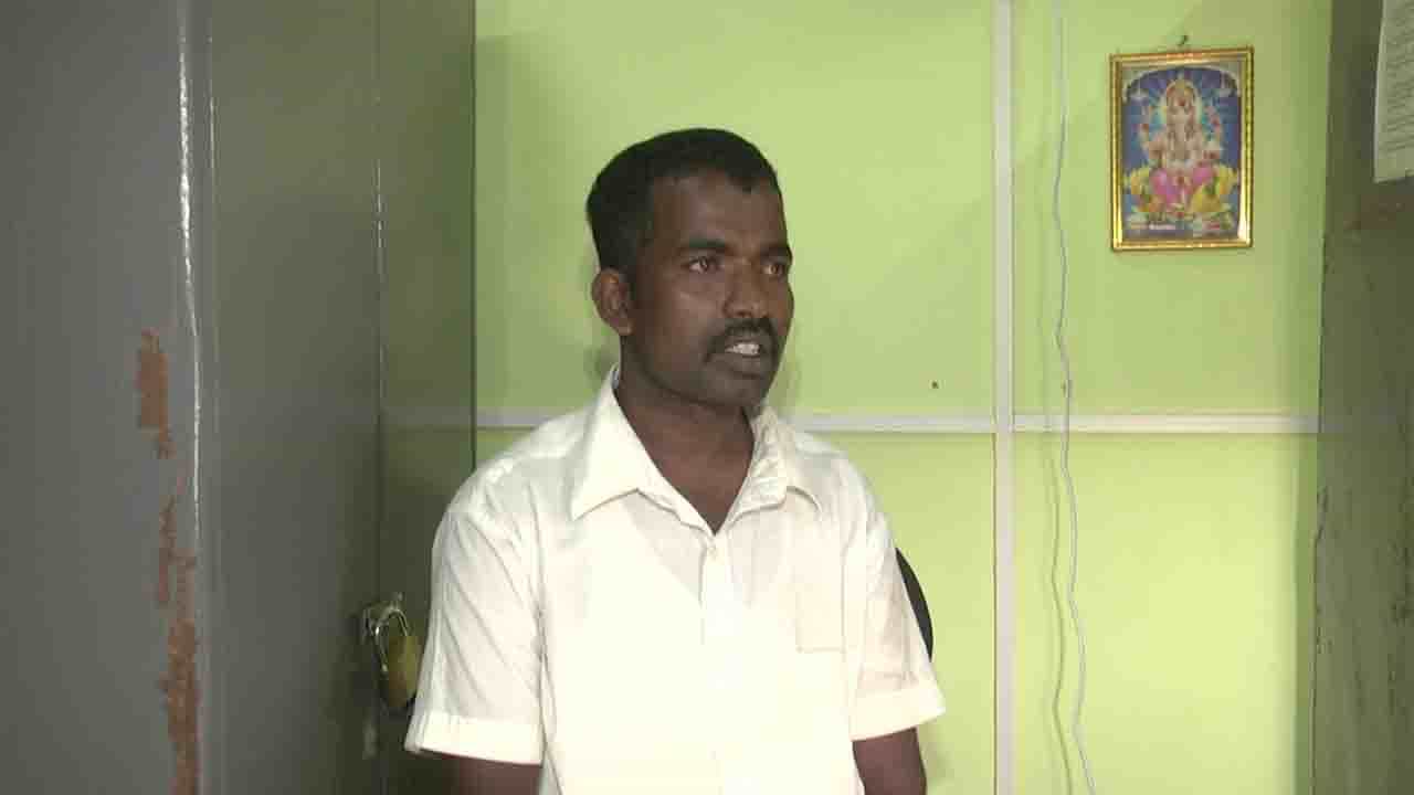 Railway Travelling Ticket Examiner: ಆರು ತಿಂಗಳಿನಿಂದ ಅಸಲಿ ಟಿಟಿ ರೂಪದಲ್ಲಿ ವಾಕಿ ಟಾಕಿ ಹಿಡಿದು ಪ್ರಯಾಣಿಕರಿಂದ ಹಣ ವಸೂಲಿ ಮಾಡ್ತಿದ್ದ ನಕಲಿ ಟಿಟಿ ಅರೆಸ್ಟ್ Railway Travelling Ticket Examiner: ಆರು ತಿಂಗಳಿನಿಂದ ಅಸಲಿ ಟಿಟಿ ರೂಪದಲ್ಲಿ ವಾಕಿ ಟಾಕಿ ಹಿಡಿದು ಪ್ರಯಾಣಿಕರಿಂದ ಹಣ ವಸೂಲಿ ಮಾಡ್ತಿದ್ದ ನಕಲಿ ಟಿಟಿ ಅರೆಸ್ಟ್