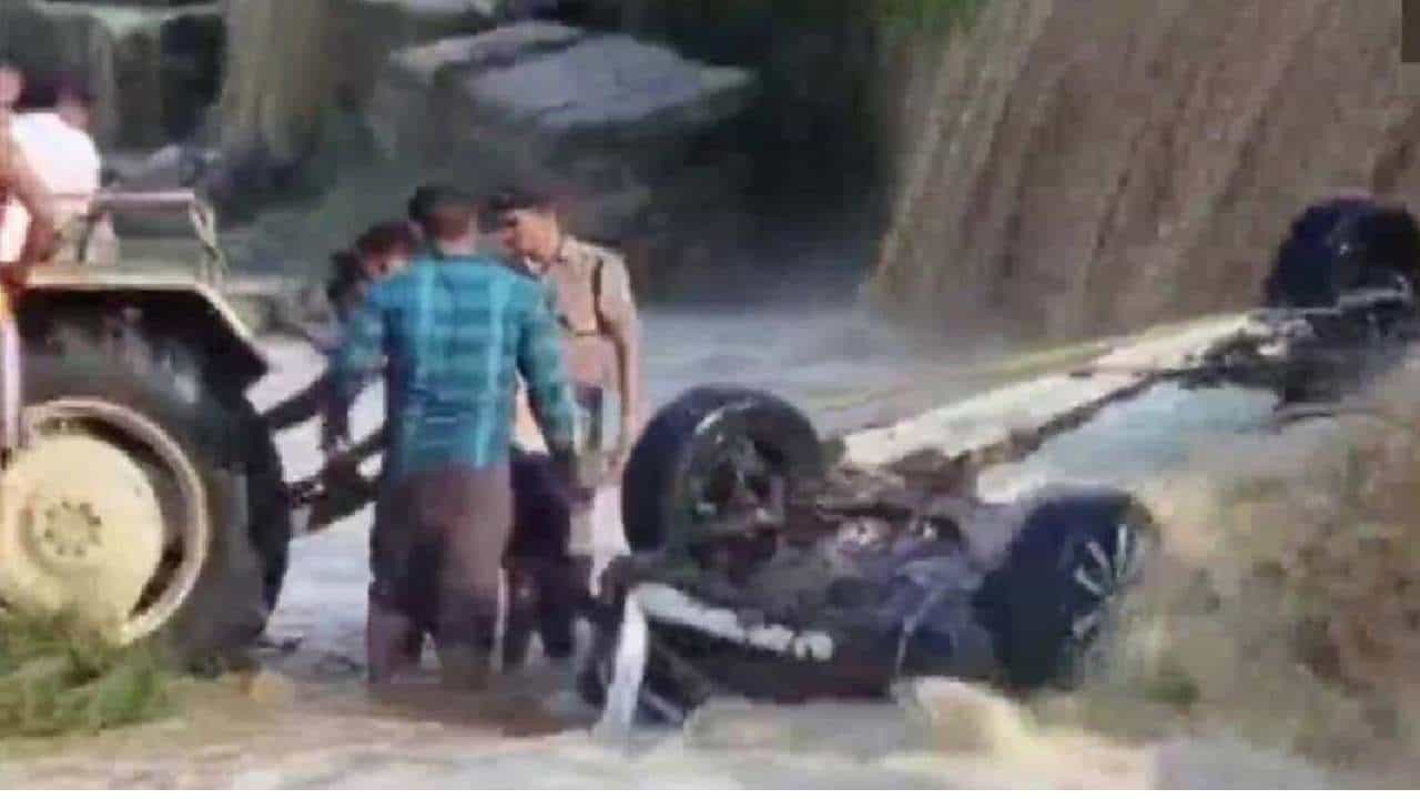 Nainital Accident: ನೈನಿತಾಲ್ನ ನದಿಯಲ್ಲಿ ಕೊಚ್ಚಿಹೋದ ಕಾರು; 9 ಜನ ಸಾವು, ಮಹಿಳೆಯ ರಕ್ಷಣೆ Nainital Accident: ನೈನಿತಾಲ್ನ ನದಿಯಲ್ಲಿ ಕೊಚ್ಚಿಹೋದ ಕಾರು; 9 ಜನ ಸಾವು, ಮಹಿಳೆಯ ರಕ್ಷಣೆ