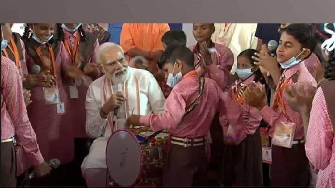 ವಾರಾಣಸಿಯಲ್ಲಿ ಮಕ್ಕಳ ಜೊತೆ ನರೇಂದ್ರ ಮೋದಿ ಸಂವಾದ; ಹಾಡು, ನೃತ್ಯ ನೋಡಿ ಶಹಬ್ಭಾಸ್ ಎಂದ ಪ್ರಧಾನಿ ವಾರಾಣಸಿಯಲ್ಲಿ ಮಕ್ಕಳ ಜೊತೆ ನರೇಂದ್ರ ಮೋದಿ ಸಂವಾದ; ಹಾಡು, ನೃತ್ಯ ನೋಡಿ ಶಹಬ್ಭಾಸ್ ಎಂದ ಪ್ರಧಾನಿ