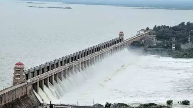 ತುಂಗಭದ್ರಾ ಜಲಾಶಯ ಭರ್ತಿ: ನದಿ ಪಾತ್ರದ ಗ್ರಾಮಗಳ ಜನರಿಗೆ ಆತಂಕ, ಬಾಗಿನ ಅರ್ಪಣೆ ತುಂಗಭದ್ರಾ ಜಲಾಶಯ ಭರ್ತಿ: ನದಿ ಪಾತ್ರದ ಗ್ರಾಮಗಳ ಜನರಿಗೆ ಆತಂಕ, ಬಾಗಿನ ಅರ್ಪಣೆ