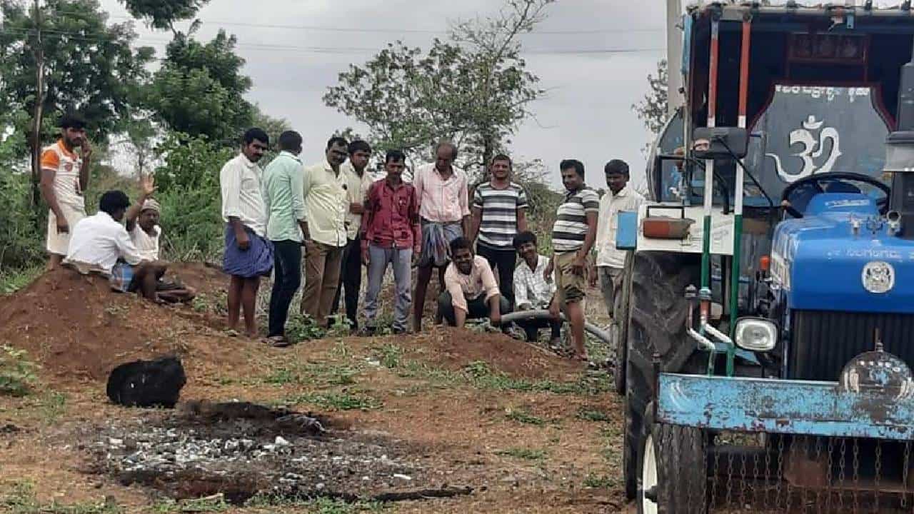 ಮಳೆಗಾಗಿ ವಿಜಯಪುರ ಜಿಲ್ಲೆಯಲ್ಲಿ ವಿಶಿಷ್ಟ ಆಚರಣೆ: ಹೂತಿದ್ದ ಶವ ಮೇಲೆ ನೀರು ಹಾಕಿ ಮಳೆಗಾಗಿ ಪ್ರಾರ್ಥನೆ ಮಳೆಗಾಗಿ ವಿಜಯಪುರ ಜಿಲ್ಲೆಯಲ್ಲಿ ವಿಶಿಷ್ಟ ಆಚರಣೆ: ಹೂತಿದ್ದ ಶವ ಮೇಲೆ ನೀರು ಹಾಕಿ ಮಳೆಗಾಗಿ ಪ್ರಾರ್ಥನೆ