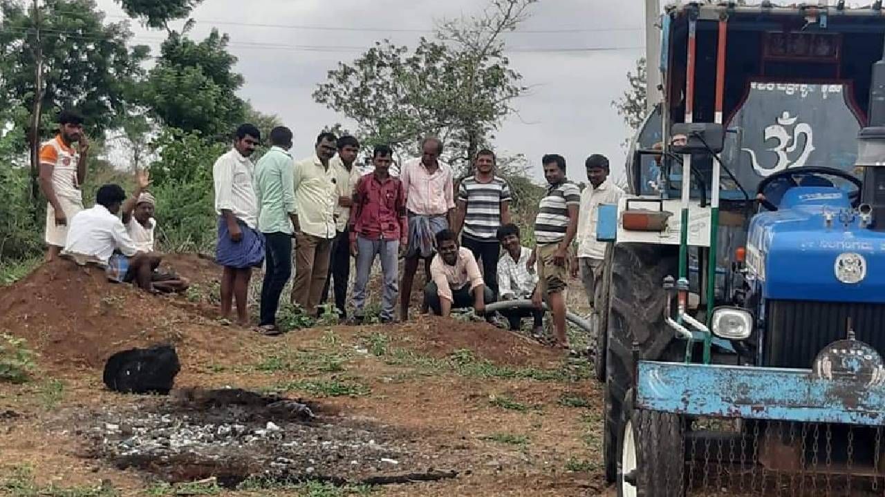 ಮಳೆಗಾಗಿ ವಿಜಯಪುರ ‌ಜಿಲ್ಲೆಯಲ್ಲಿ ವಿಶಿಷ್ಟ ಆಚರಣೆ: ಹೂತಿದ್ದ ಶವ ಮೇಲೆ ನೀರು ಹಾಕಿ‌ ಮಳೆಗಾಗಿ ಪ್ರಾರ್ಥನೆ