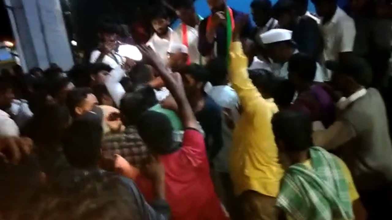 ಸಿದ್ದರಾಮೋತ್ಸವ ಮುಗಿಯುವವರೆಗೂ ಪಾದಯಾತ್ರೆ ಮಾಡಬಾರದು; ಡಿಕೆಶಿ ಬೆಂಬಲಿಗರಿಗೆ ಸಿದ್ದರಾಮಯ್ಯ ಬೆಂಬಲಿಗರಿಂದ ತಾಕೀತು ಸಿದ್ದರಾಮೋತ್ಸವ ಮುಗಿಯುವವರೆಗೂ ಪಾದಯಾತ್ರೆ ಮಾಡಬಾರದು; ಡಿಕೆಶಿ ಬೆಂಬಲಿಗರಿಗೆ ಸಿದ್ದರಾಮಯ್ಯ ಬೆಂಬಲಿಗರಿಂದ ತಾಕೀತು