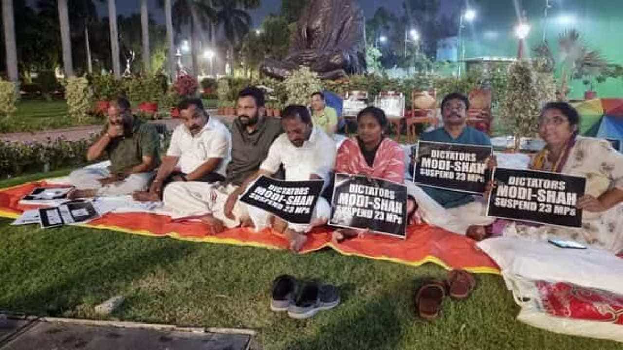 ನಿಮ್ಮದು ಪ್ರತಿಭಟನೆಯಾ? ಪ್ರವಾಸವಾ?; ಗಾಂಧಿ ಪ್ರತಿಮೆ ಮುಂದೆ ಚಿಕನ್ ತಿಂದ ಸಂಸದರಿಗೆ ಬಿಜೆಪಿ ಲೇವಡಿ ನಿಮ್ಮದು ಪ್ರತಿಭಟನೆಯಾ? ಪ್ರವಾಸವಾ?; ಗಾಂಧಿ ಪ್ರತಿಮೆ ಮುಂದೆ ಚಿಕನ್ ತಿಂದ ಸಂಸದರಿಗೆ ಬಿಜೆಪಿ ಲೇವಡಿ
