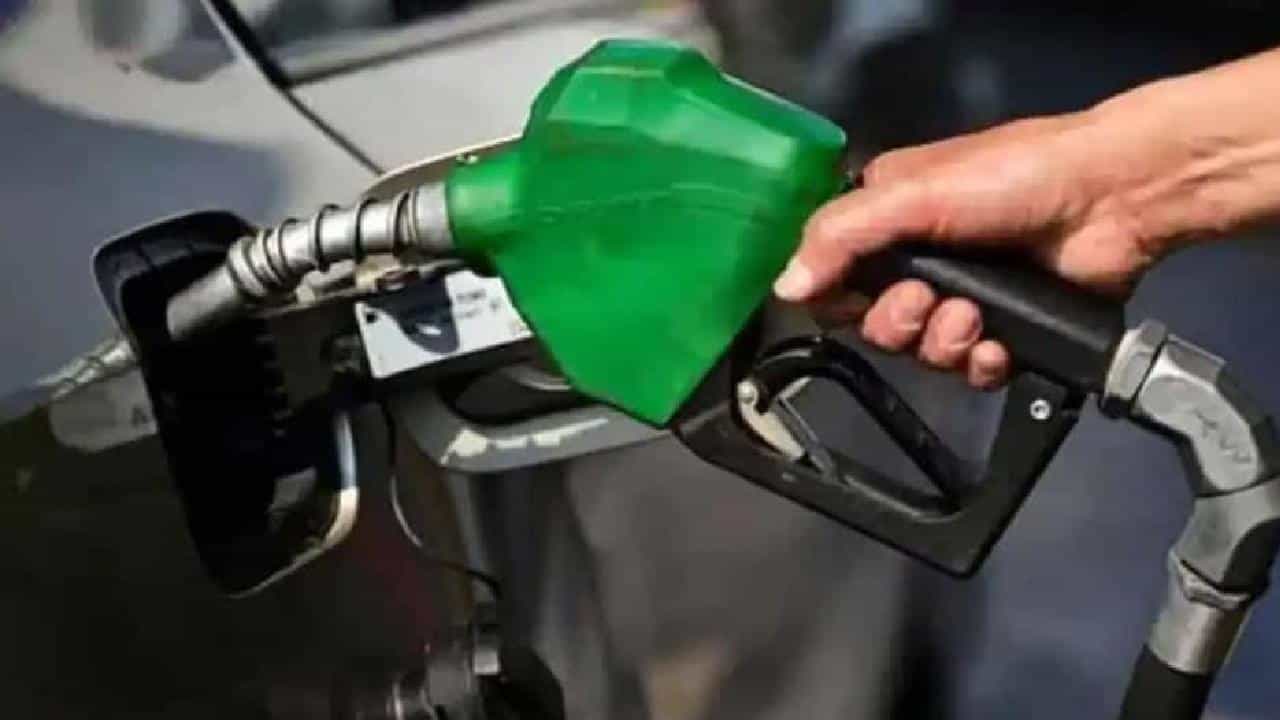 Petrol Price Today: ಮುಂಬೈನಲ್ಲಿ ಪೆಟ್ರೋಲ್ ಬೆಲೆ 5 ರೂ. ಇಳಿಕೆ; ಇತರೆ ರಾಜ್ಯಗಳ ಇಂದಿನ ಬೆಲೆ ಹೀಗಿದೆ Petrol Price Today: ಮುಂಬೈನಲ್ಲಿ ಪೆಟ್ರೋಲ್ ಬೆಲೆ 5 ರೂ. ಇಳಿಕೆ; ಇತರೆ ರಾಜ್ಯಗಳ ಇಂದಿನ ಬೆಲೆ ಹೀಗಿದೆ