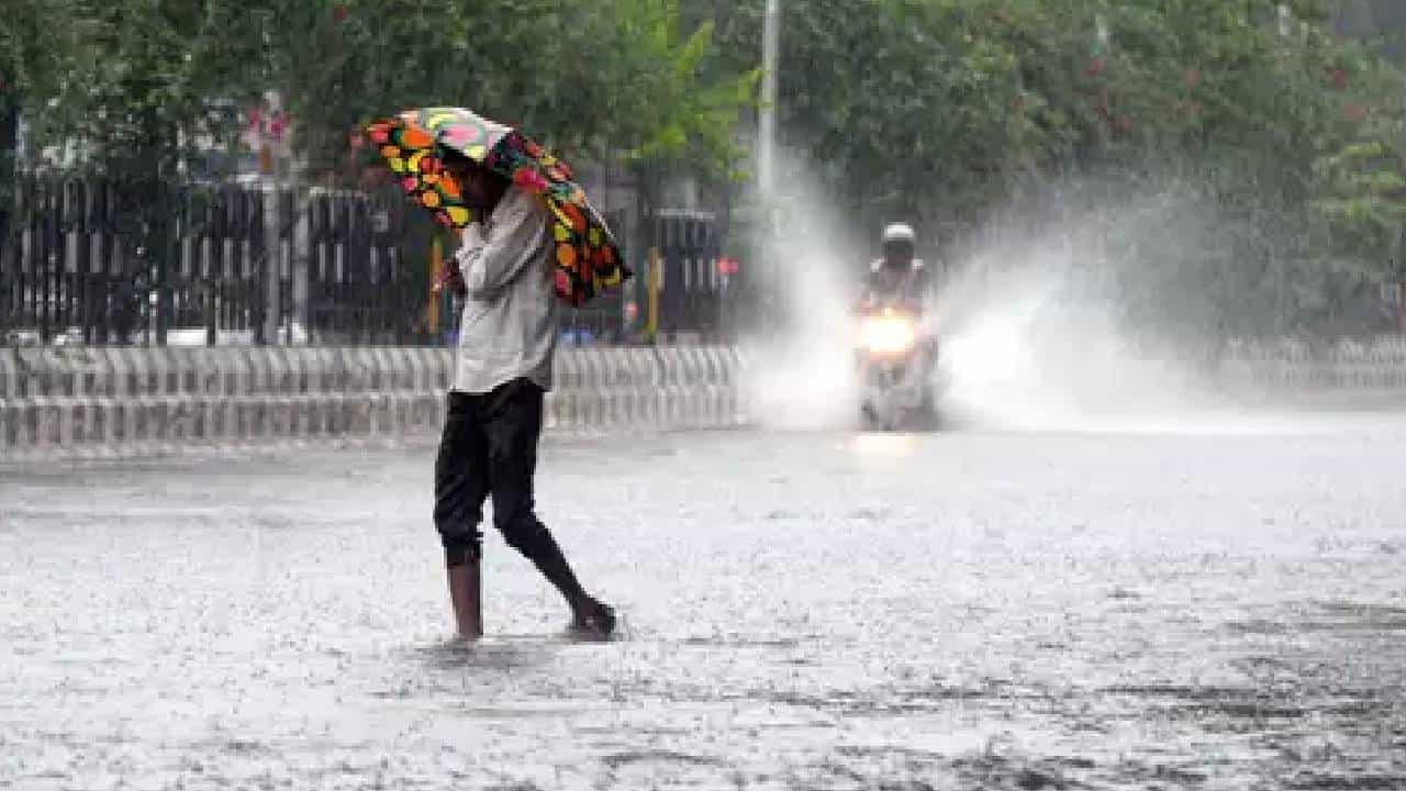 Karnataka Rain Highlight : ರಾಜ್ಯದಲ್ಲಿ ಮುಂದಿನ ನಾಲ್ಕು ದಿನ ಭಾರೀ ಮಳೆಯಾಗುವ ಸಾಧ್ಯತೆ; ವಿವಿಧ ಜಿಲ್ಲೆಗಳಿಗೆ ರೆಡ್, ಆರೆಂಜ್, ಯೆಲ್ಲೋ ಅಲರ್ಟ್ ಘೋಷಣೆ Karnataka Rain Highlight : ರಾಜ್ಯದಲ್ಲಿ ಮುಂದಿನ ನಾಲ್ಕು ದಿನ ಭಾರೀ ಮಳೆಯಾಗುವ ಸಾಧ್ಯತೆ; ವಿವಿಧ ಜಿಲ್ಲೆಗಳಿಗೆ ರೆಡ್, ಆರೆಂಜ್, ಯೆಲ್ಲೋ ಅಲರ್ಟ್ ಘೋಷಣೆ