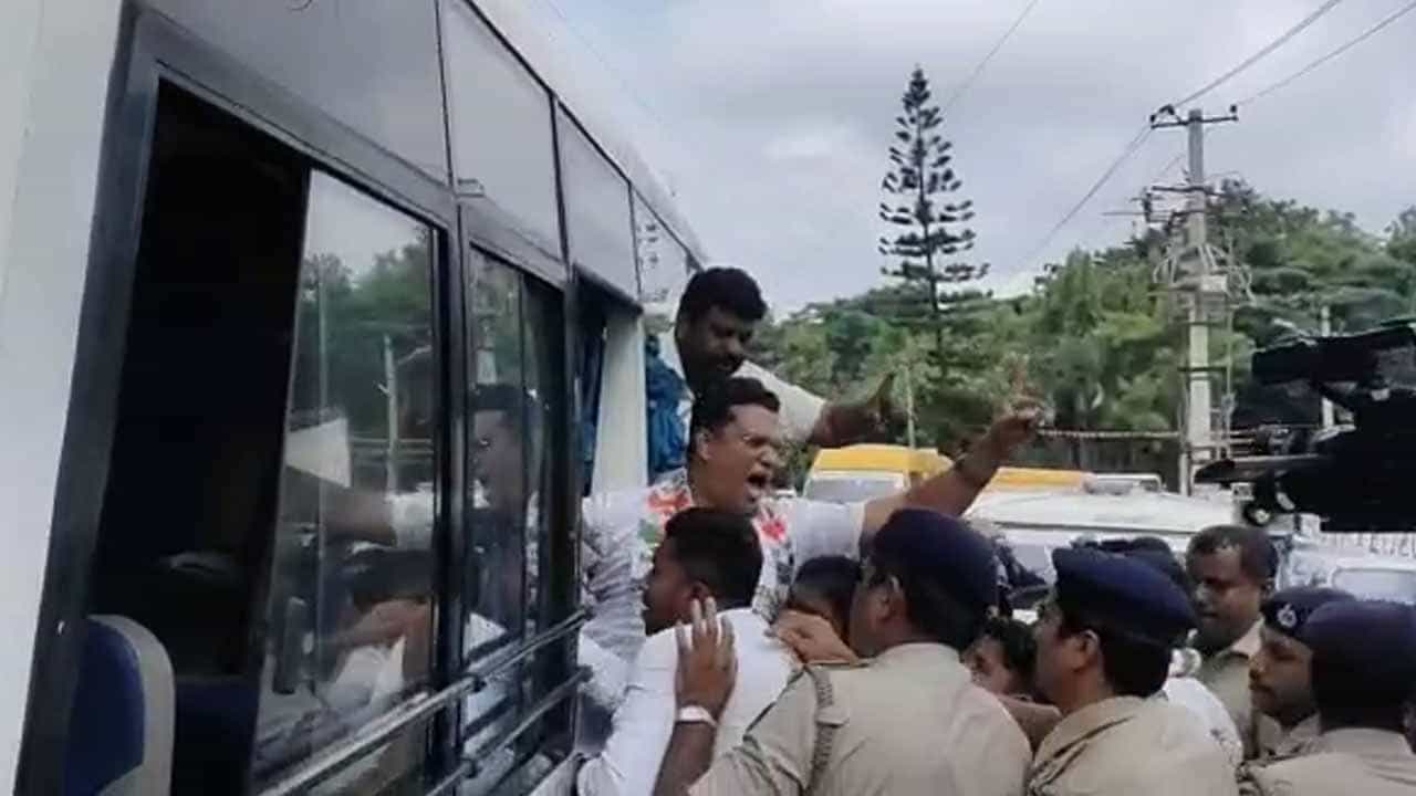 ತೇಜಸ್ವಿ ಸೂರ್ಯ ಹೇಳಿಕೆ ಖಂಡಿಸಿ ಕಾಂಗ್ರೆಸ್ ಪ್ರತಿಭಟನೆ; ಸಂಸದರಿಗೆ ಹೂವು ನೀಡಲು ಬಂದ ಕಾರ್ಯಕರ್ತೆ ಪೊಲೀಸರ ವಶಕ್ಕೆ ತೇಜಸ್ವಿ ಸೂರ್ಯ ಹೇಳಿಕೆ ಖಂಡಿಸಿ ಕಾಂಗ್ರೆಸ್ ಪ್ರತಿಭಟನೆ; ಸಂಸದರಿಗೆ ಹೂವು ನೀಡಲು ಬಂದ ಕಾರ್ಯಕರ್ತೆ ಪೊಲೀಸರ ವಶಕ್ಕೆ