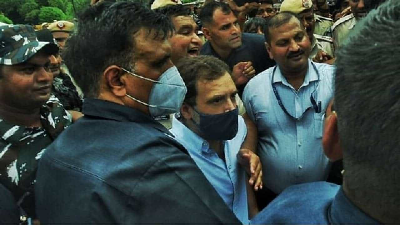 Rahul Gandhi: ಸೋನಿಯಾ ಗಾಂಧಿ ಇಡಿ ವಿಚಾರಣೆ ಖಂಡಿಸಿ ಪ್ರತಿಭಟನೆ; ದೆಹಲಿಯಲ್ಲಿ ರಾಹುಲ್ ಗಾಂಧಿ ಪೊಲೀಸ್ ವಶಕ್ಕೆ Rahul Gandhi: ಸೋನಿಯಾ ಗಾಂಧಿ ಇಡಿ ವಿಚಾರಣೆ ಖಂಡಿಸಿ ಪ್ರತಿಭಟನೆ; ದೆಹಲಿಯಲ್ಲಿ ರಾಹುಲ್ ಗಾಂಧಿ ಪೊಲೀಸ್ ವಶಕ್ಕೆ