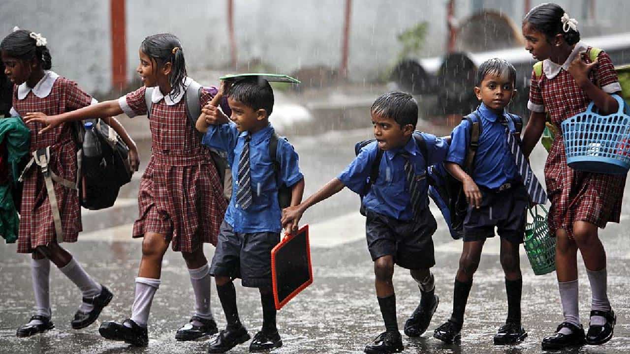 Karnataka Rain: ಕರ್ನಾಟಕದಲ್ಲಿ ಮುಂದುವರೆದ ಮಳೆ ಆರ್ಭಟ: ಬೆಳಗಾವಿ, ಚಿಕ್ಕಮಗಳೂರು, ಹಾಸನ ಜಿಲ್ಲೆಯ ಶಾಲೆಗಳಿಗೆ ರಜೆ ಘೋಷಣೆ Karnataka Rain: ಕರ್ನಾಟಕದಲ್ಲಿ ಮುಂದುವರೆದ ಮಳೆ ಆರ್ಭಟ: ಬೆಳಗಾವಿ, ಚಿಕ್ಕಮಗಳೂರು, ಹಾಸನ ಜಿಲ್ಲೆಯ ಶಾಲೆಗಳಿಗೆ ರಜೆ ಘೋಷಣೆ
