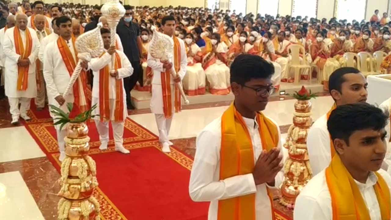 ಸತ್ಯಸಾಯಿ ಮಾನವ ಅಭ್ಯುದಯ ವಿವಿ ಪ್ರಥಮ ಘಟಿಕೋತ್ಸವ; ಮಾಜಿ ಕ್ರಿಕೆಟಿಗ ಸುನಿಲ್ ಗವಾಸ್ಕರ್, ಇಸ್ರೋ ಮಾಜಿ ಮುಖ್ಯಸ್ಥ ಡಾ.ಕಸ್ತೂರಿ ರಂಗನ್ ಸೇರಿ ನಾಲ್ವರಿಗೆ ಗೌರವ ಡಾಕ್ಟರೇಟ್ ಸತ್ಯಸಾಯಿ ಮಾನವ ಅಭ್ಯುದಯ ವಿವಿ ಪ್ರಥಮ ಘಟಿಕೋತ್ಸವ; ಮಾಜಿ ಕ್ರಿಕೆಟಿಗ ಸುನಿಲ್ ಗವಾಸ್ಕರ್, ಇಸ್ರೋ ಮಾಜಿ ಮುಖ್ಯಸ್ಥ ಡಾ.ಕಸ್ತೂರಿ ರಂಗನ್ ಸೇರಿ ನಾಲ್ವರಿಗೆ ಗೌರವ ಡಾಕ್ಟರೇಟ್