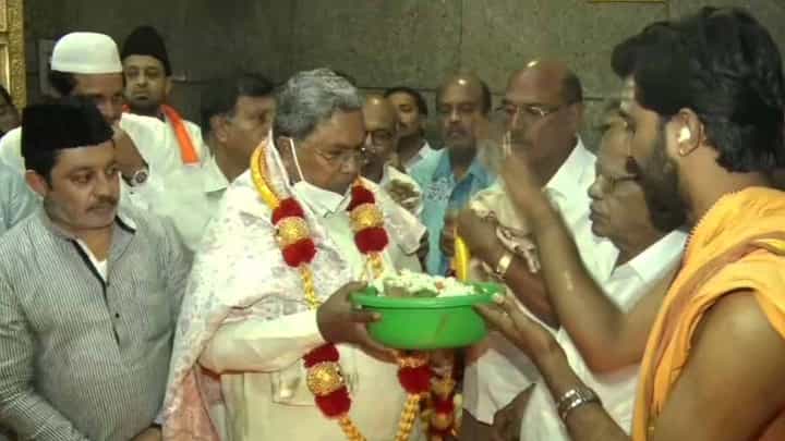ಸಿದ್ದರಾಮಯ್ಯ, ಜಮೀರ್ ಹಣೆಗೆ ಕೇಸರಿ ಬೊಟ್ಟು ಹಚ್ಚಿದ ಪುರೋಹಿತರು; ವಿಡಿಯೋ ಇಲ್ಲಿದೆ ಸಿದ್ದರಾಮಯ್ಯ, ಜಮೀರ್ ಹಣೆಗೆ ಕೇಸರಿ ಬೊಟ್ಟು ಹಚ್ಚಿದ ಪುರೋಹಿತರು; ವಿಡಿಯೋ ಇಲ್ಲಿದೆ