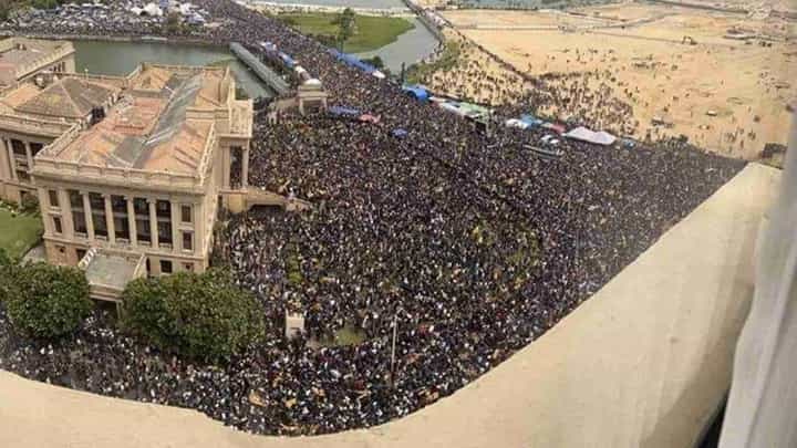 Sri Lanka Crisis: ಶ್ರೀಲಂಕಾ ಅಧ್ಯಕ್ಷ ಪರಾರಿ; ಸರ್ಕಾರಿ ಬಂಗಲೆಗೆ ನುಗ್ಗಿ, ಸ್ವಿಮಿಂಗ್ ಪೂಲ್ಗೆ ಜಿಗಿದ ಜನರು Sri Lanka Crisis: ಶ್ರೀಲಂಕಾ ಅಧ್ಯಕ್ಷ ಪರಾರಿ; ಸರ್ಕಾರಿ ಬಂಗಲೆಗೆ ನುಗ್ಗಿ, ಸ್ವಿಮಿಂಗ್ ಪೂಲ್ಗೆ ಜಿಗಿದ ಜನರು