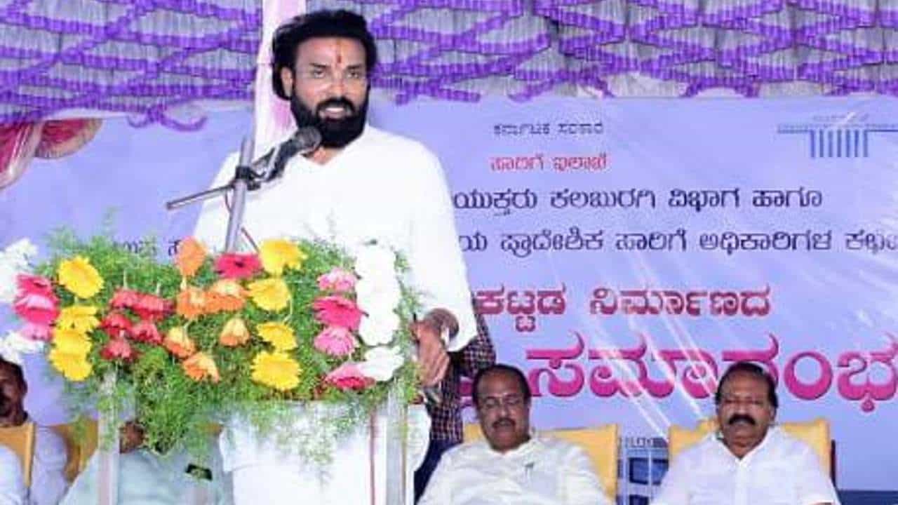 ರಾಜ್ಯದಲ್ಲಿ 1500 ಬಸ್ ಖರೀದಿ, ಖಾಲಿ ಹುದ್ದೆ ಭರ್ತಿಗೆ ನಿರ್ಧಾರ -ಸಾರಿಗೆ ಸಚಿವ ಶ್ರೀರಾಮುಲು ಘೋಷಣೆ ರಾಜ್ಯದಲ್ಲಿ 1500 ಬಸ್ ಖರೀದಿ, ಖಾಲಿ ಹುದ್ದೆ ಭರ್ತಿಗೆ ನಿರ್ಧಾರ -ಸಾರಿಗೆ ಸಚಿವ ಶ್ರೀರಾಮುಲು ಘೋಷಣೆ