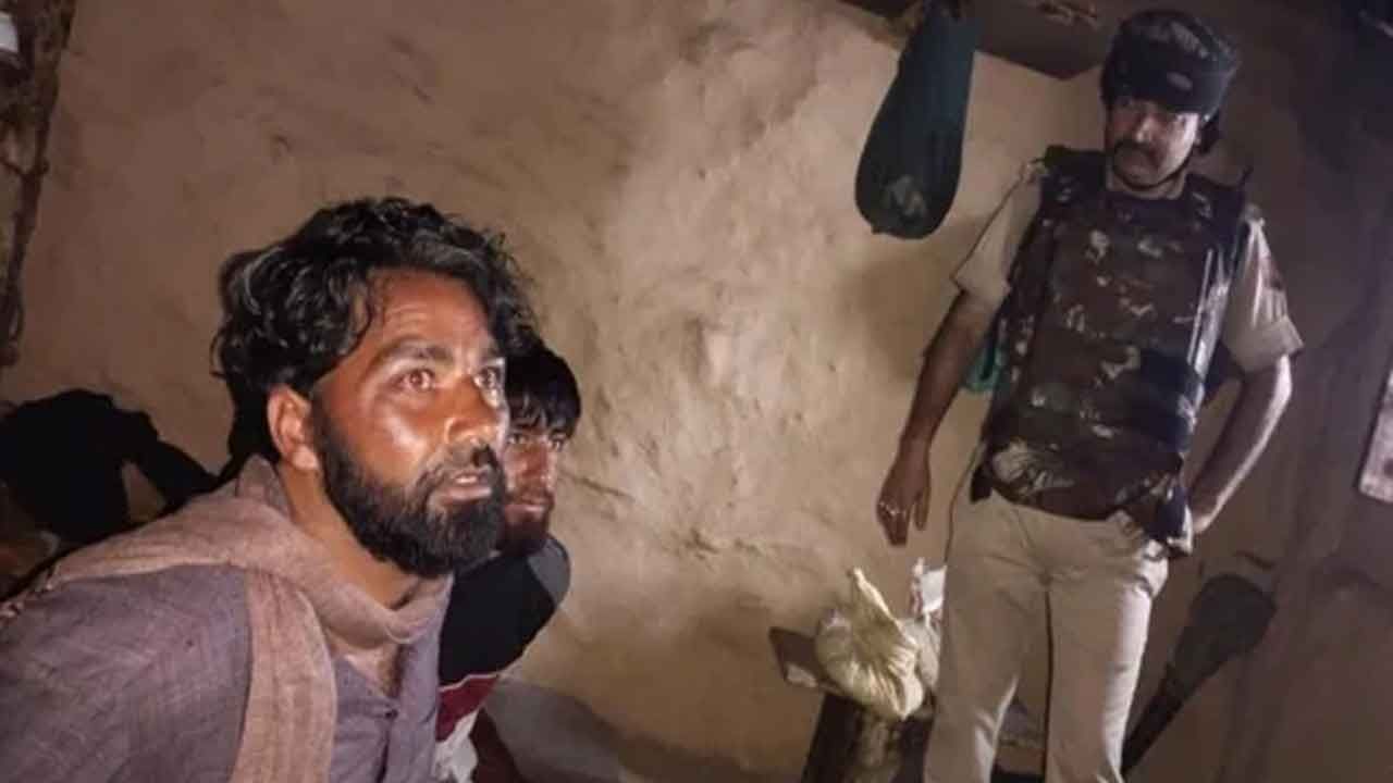 ಶಂಕಿತ ವ್ಯಕ್ತಿಗಳ ಮೇಲೆ ನಿಗಾ ಇರಿಸಿ ಯೋಜನೆ ರೂಪಿಸಿದರು; ಜಮ್ಮು ಕಾಶ್ಮೀರದಲ್ಲಿ ಲಷ್ಕರ್ ಉಗ್ರರನ್ನು ಸೆರೆ ಹಿಡಿಯಲು ಗ್ರಾಮಸ್ಥರು ಮಾಡಿದ ಪ್ಲಾನ್ ಹೀಗಿತ್ತು ಶಂಕಿತ ವ್ಯಕ್ತಿಗಳ ಮೇಲೆ ನಿಗಾ ಇರಿಸಿ ಯೋಜನೆ ರೂಪಿಸಿದರು; ಜಮ್ಮು ಕಾಶ್ಮೀರದಲ್ಲಿ ಲಷ್ಕರ್ ಉಗ್ರರನ್ನು ಸೆರೆ ಹಿಡಿಯಲು ಗ್ರಾಮಸ್ಥರು ಮಾಡಿದ ಪ್ಲಾನ್ ಹೀಗಿತ್ತು