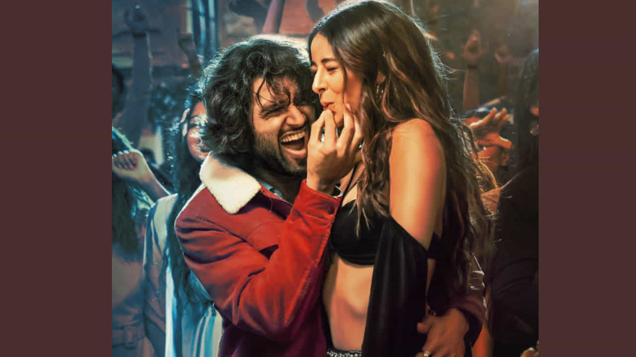 ವಿಜಯ್ ದೇವರಕೊಂಡ ನಟನೆಯ ‘ಲೈಗರ್’ ಬಗ್ಗೆ ಸಿಕ್ತು ಎರಡೆರಡು ಅಪ್ಡೇಟ್ ವಿಜಯ್ ದೇವರಕೊಂಡ ನಟನೆಯ ‘ಲೈಗರ್’ ಬಗ್ಗೆ ಸಿಕ್ತು ಎರಡೆರಡು ಅಪ್ಡೇಟ್