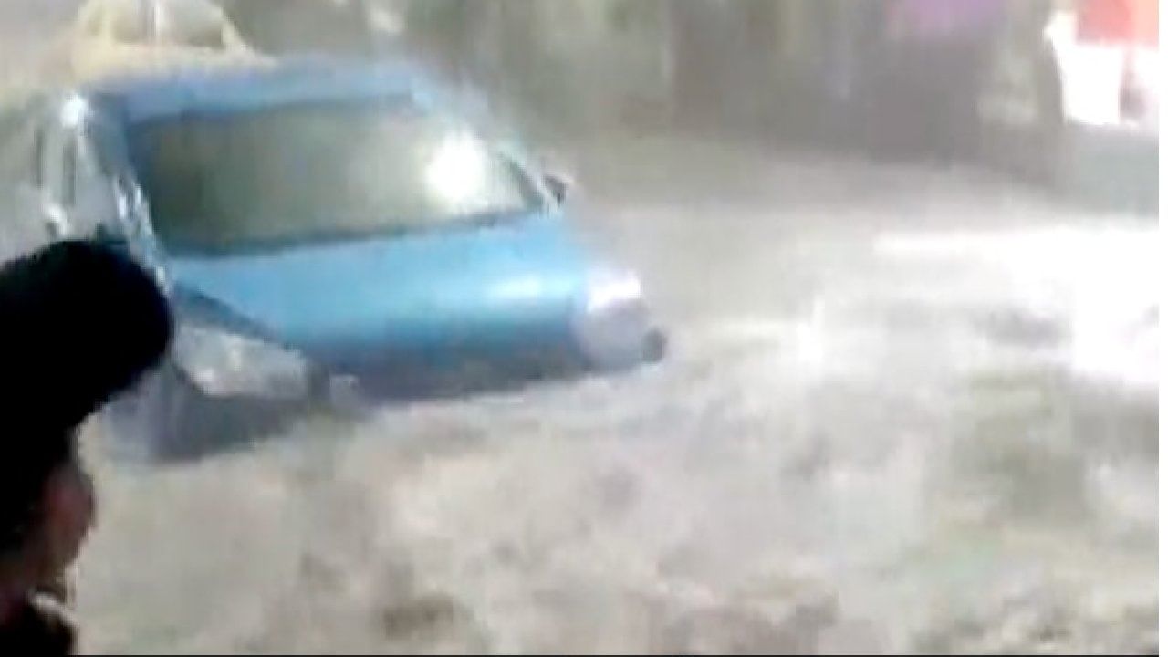 Viral Video: ಮಳೆಯಿಂದ ಕಣ್ಣೆದುರೇ ಪ್ರವಾಹದಲ್ಲಿ ಕೊಚ್ಚಿ ಹೋಯ್ತು ಕಾರು; ಶಾಕಿಂಗ್ ವಿಡಿಯೋ ಇಲ್ಲಿದೆ Viral Video: ಮಳೆಯಿಂದ ಕಣ್ಣೆದುರೇ ಪ್ರವಾಹದಲ್ಲಿ ಕೊಚ್ಚಿ ಹೋಯ್ತು ಕಾರು; ಶಾಕಿಂಗ್ ವಿಡಿಯೋ ಇಲ್ಲಿದೆ