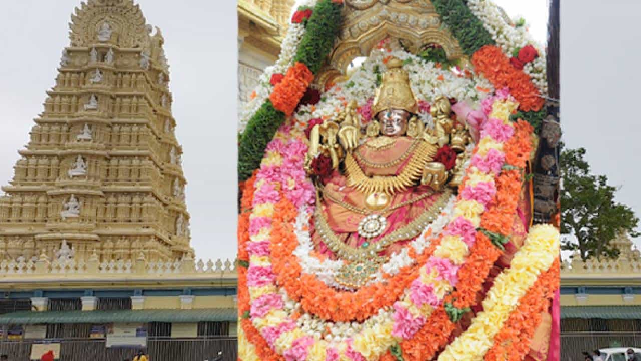 Chamundi Hills: ಚಾಮುಂಡಿ ಬೆಟ್ಟದಲ್ಲಿ ಮೂರನೇ ಆಷಾಢ ಮಾಸದ ಸಂಭ್ರಮ: ನಾಡ ದೇವತೆಗೆ ವಿಶೇಷ ಪೂಜೆ Chamundi Hills: ಚಾಮುಂಡಿ ಬೆಟ್ಟದಲ್ಲಿ ಮೂರನೇ ಆಷಾಢ ಮಾಸದ ಸಂಭ್ರಮ: ನಾಡ ದೇವತೆಗೆ ವಿಶೇಷ ಪೂಜೆ