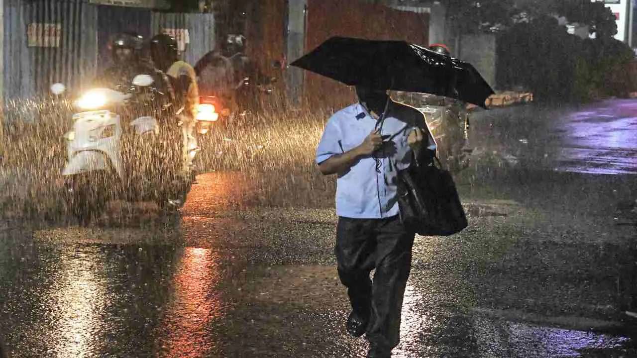 Karnataka Rain: ಕರ್ನಾಟಕದ ವಿವಿಧೆಡೆ ಇನ್ನೆರಡು ದಿನ ಮಳೆ: 8 ಜಿಲ್ಲೆಗಳಲ್ಲಿ ಯಲ್ಲೋ ಅಲರ್ಟ್ Karnataka Rain: ಕರ್ನಾಟಕದ ವಿವಿಧೆಡೆ ಇನ್ನೆರಡು ದಿನ ಮಳೆ: 8 ಜಿಲ್ಲೆಗಳಲ್ಲಿ ಯಲ್ಲೋ ಅಲರ್ಟ್