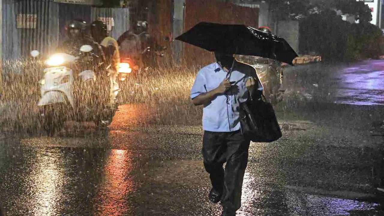 Karnataka Rain: ಕರ್ನಾಟಕದ ವಿವಿಧೆಡೆ ಇನ್ನೆರಡು ದಿನ ಮಳೆ: 8 ಜಿಲ್ಲೆಗಳಲ್ಲಿ ಯಲ್ಲೋ ಅಲರ್ಟ್ Karnataka Rain: ಕರ್ನಾಟಕದ ವಿವಿಧೆಡೆ ಇನ್ನೆರಡು ದಿನ ಮಳೆ: 8 ಜಿಲ್ಲೆಗಳಲ್ಲಿ ಯಲ್ಲೋ ಅಲರ್ಟ್