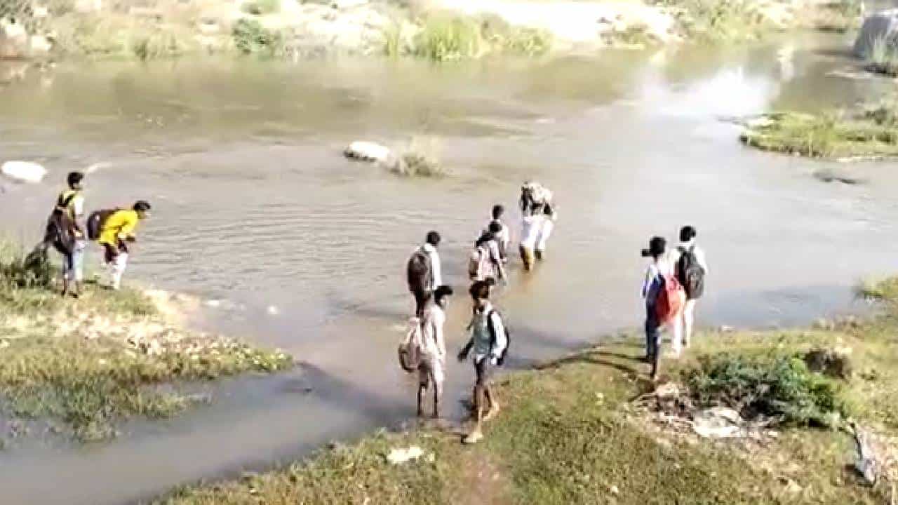 Raichur News: ಜೀವದ ಹಂಗು ತೊರೆದು ಶಾಲೆಗೆ ಹೋಗುತ್ತಿರುವ ವಿದ್ಯಾರ್ಥಿಗಳು: ಸೇತುವೆ ಇಲ್ಲದೇ ವಿದ್ಯಾರ್ಥಿಗಳ ಪರದಾಟ Raichur News: ಜೀವದ ಹಂಗು ತೊರೆದು ಶಾಲೆಗೆ ಹೋಗುತ್ತಿರುವ ವಿದ್ಯಾರ್ಥಿಗಳು: ಸೇತುವೆ ಇಲ್ಲದೇ ವಿದ್ಯಾರ್ಥಿಗಳ ಪರದಾಟ