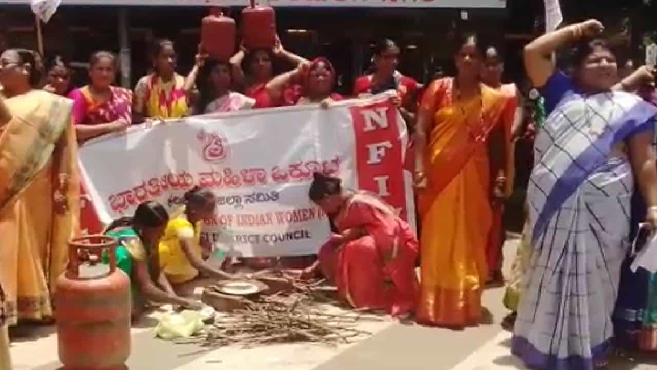 ಜಿಎಸ್ಟಿ ಹೇರಿಕೆ ವಿರೋಧ: ರಸ್ತೆಯಲ್ಲೇ ರೊಟ್ಟಿ ಮಾಡಿ ಆಕ್ರೋಶ ವ್ಯಕ್ತಪಡಿಸಿದ ಮಹಿಳೆಯರು, ಕಲಬುರಗಿಯಲ್ಲೊಂದು ವಿನೂತನ ಪ್ರತಿಭಟನೆ ಜಿಎಸ್ಟಿ ಹೇರಿಕೆ ವಿರೋಧ: ರಸ್ತೆಯಲ್ಲೇ ರೊಟ್ಟಿ ಮಾಡಿ ಆಕ್ರೋಶ ವ್ಯಕ್ತಪಡಿಸಿದ ಮಹಿಳೆಯರು, ಕಲಬುರಗಿಯಲ್ಲೊಂದು ವಿನೂತನ ಪ್ರತಿಭಟನೆ
