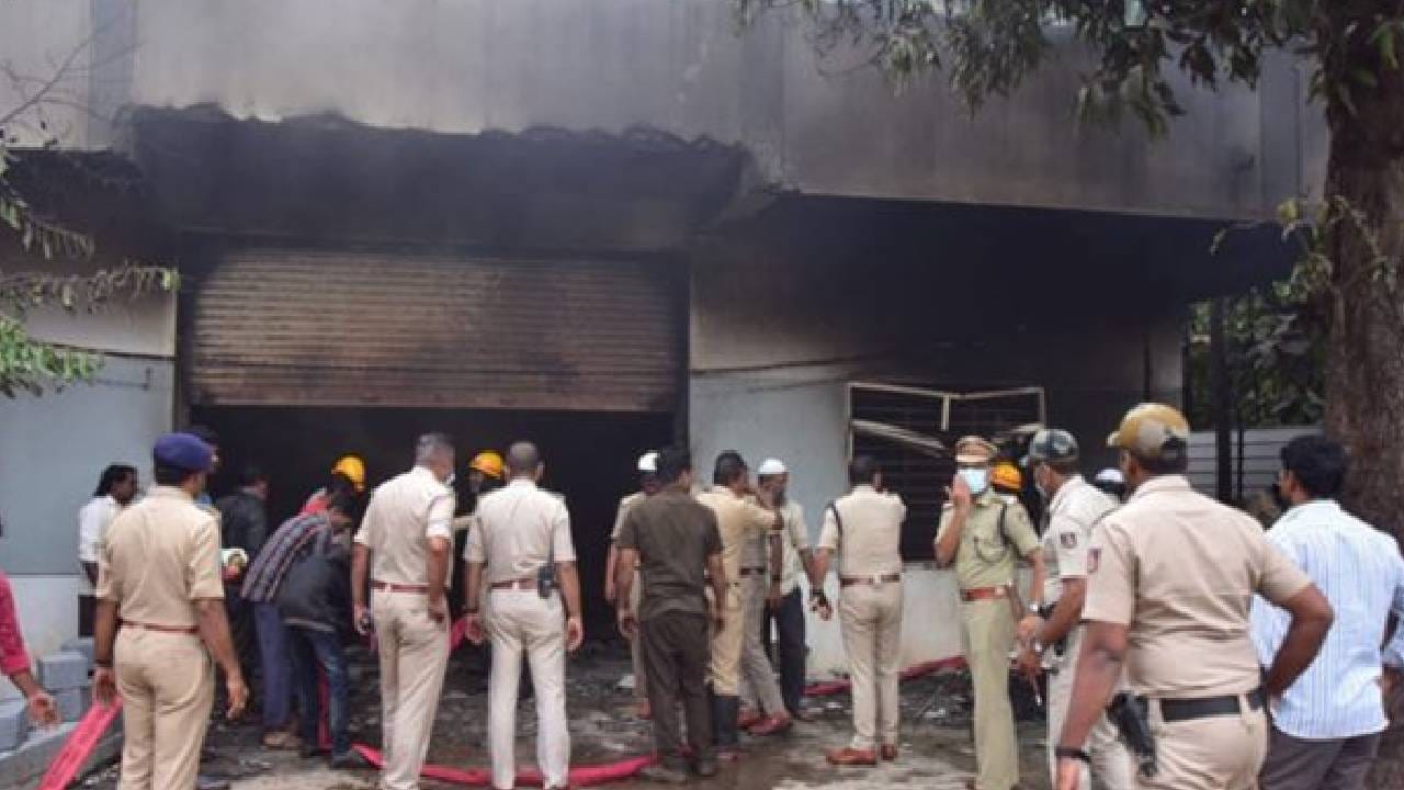 ಹುಬ್ಬಳ್ಳಿಯ ತಾರಿಹಾಳ ಕೈಗಾರಿಕಾ ಪ್ರದೇಶದಲ್ಲಿ ಅಗ್ನಿ ಅನಾಹುತ: ಮೃತ ಕುಟುಂಬಗಳಿಗೆ ತಲಾ 5 ಲಕ್ಷ ರೂ. ಪರಿಹಾರ; ಸಚಿವ ಹಾಲಪ್ಪ ಆಚಾರ್ ಹುಬ್ಬಳ್ಳಿಯ ತಾರಿಹಾಳ ಕೈಗಾರಿಕಾ ಪ್ರದೇಶದಲ್ಲಿ ಅಗ್ನಿ ಅನಾಹುತ: ಮೃತ ಕುಟುಂಬಗಳಿಗೆ ತಲಾ 5 ಲಕ್ಷ ರೂ. ಪರಿಹಾರ; ಸಚಿವ ಹಾಲಪ್ಪ ಆಚಾರ್